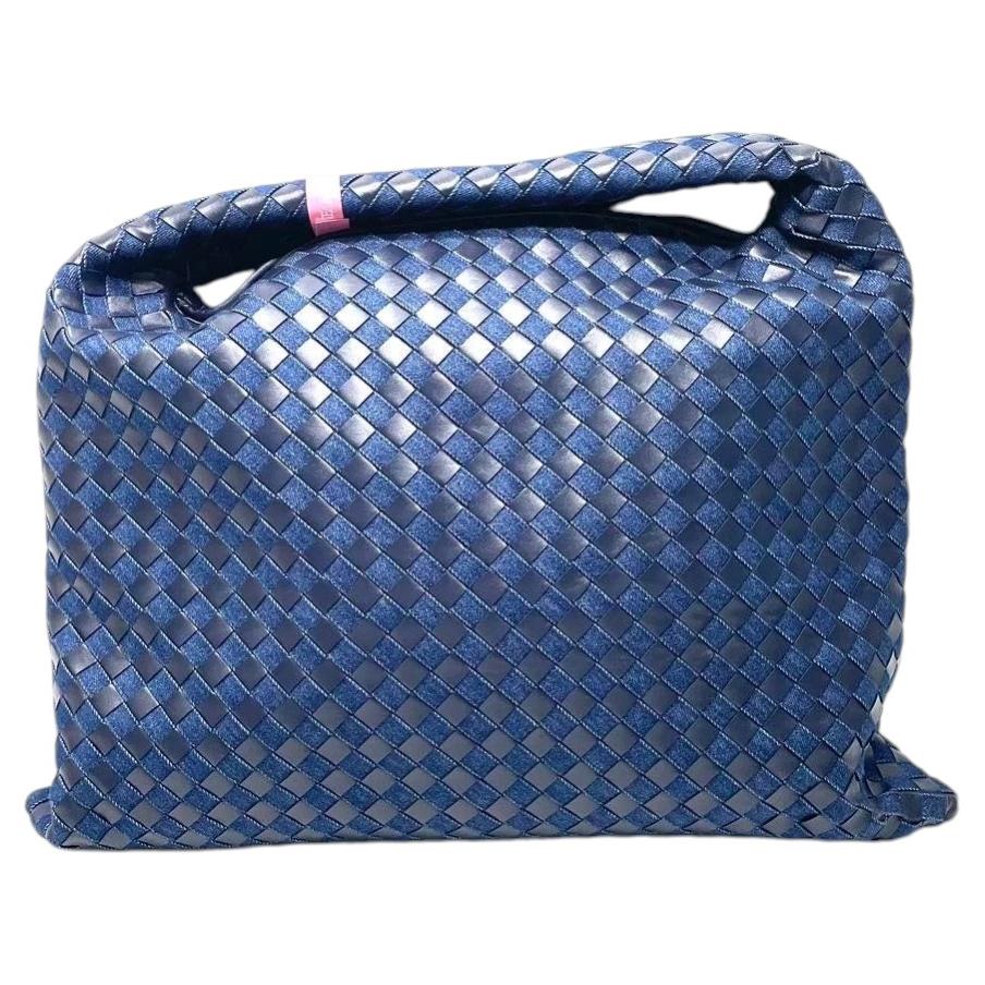 Sac hobo « Hop » de Bottega Veneta, grand modèle, en cuir et denim, motif Intrecciato, bleu marine, 55 cm