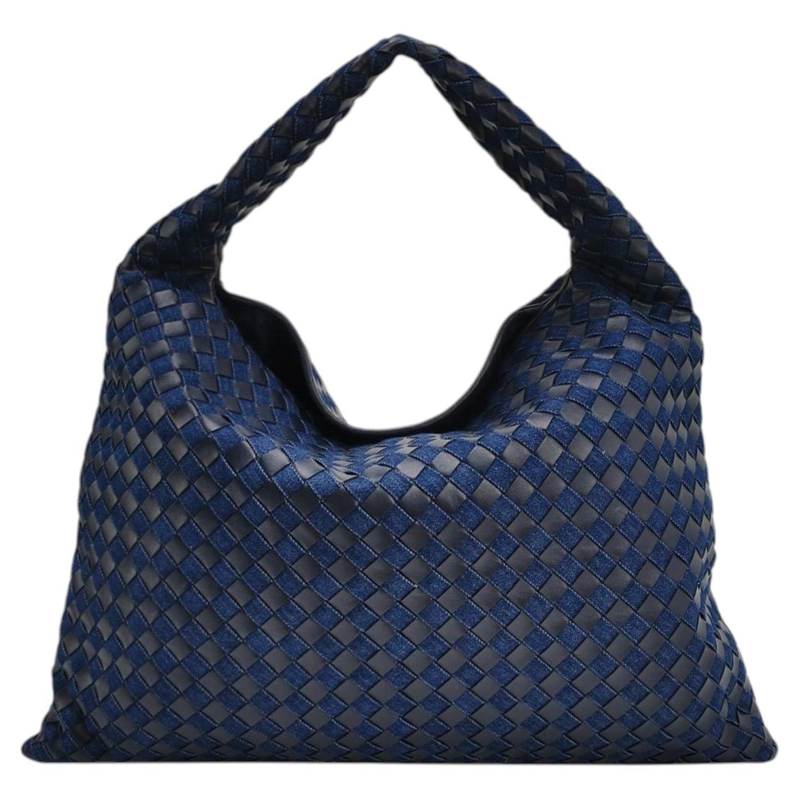 Bottega Veneta Hop Large: borsa hobo Intrecciato in pelle e denim blu navy, 55 cm