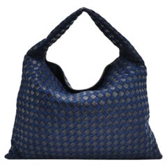 Bottega Veneta Hop Large: borsa hobo Intrecciato in pelle e denim blu navy, 55 cm
