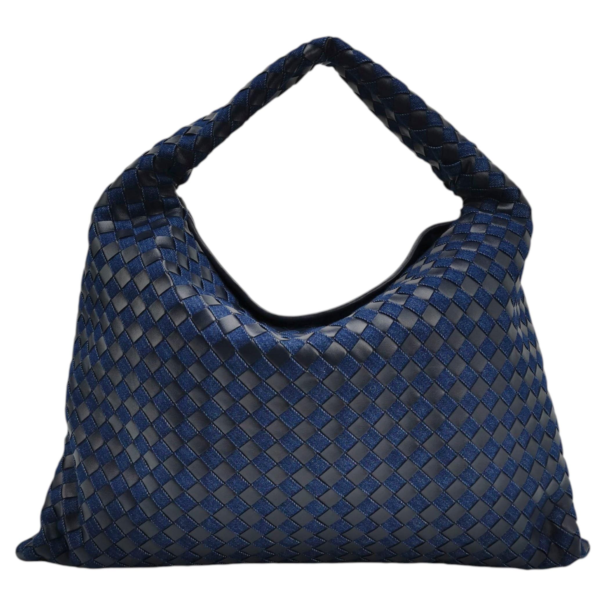 Sac hobo « Hop » de Bottega Veneta, grand modèle, en cuir et denim, motif Intrecciato, bleu marine, 55 cm