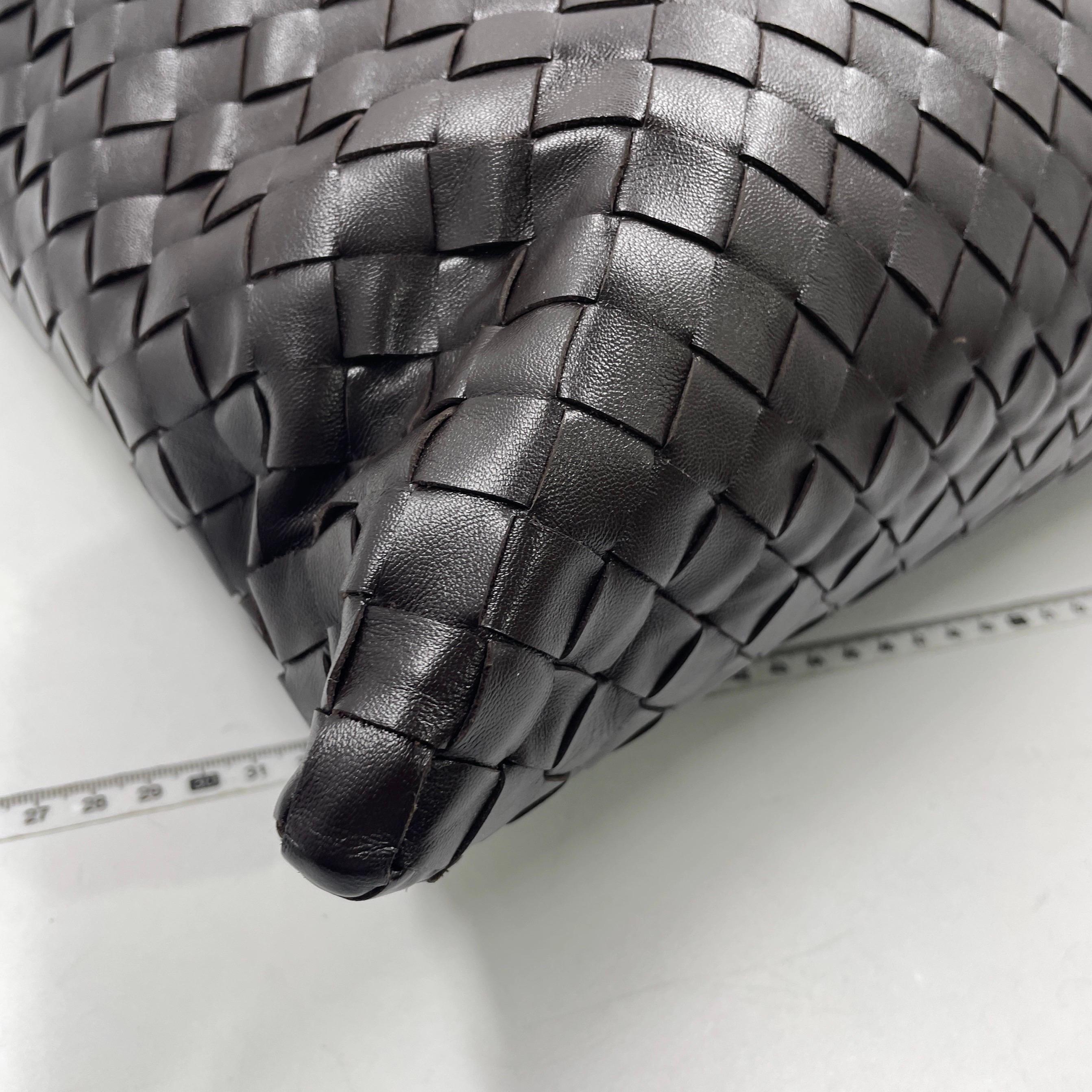 Bottega Veneta Hop Large Leather Fondant Chocolate Brown Hobo Bag en vente 10