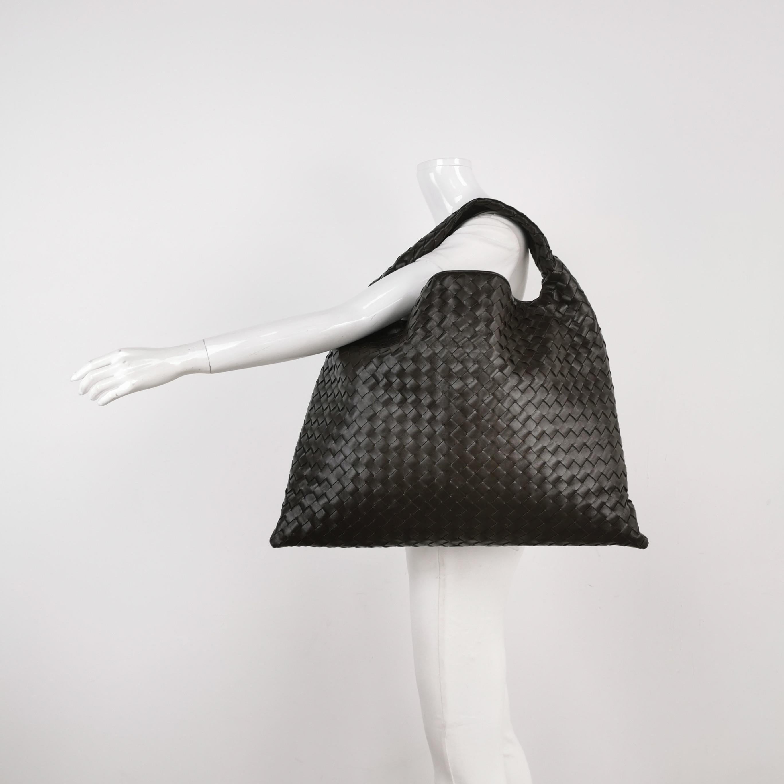 Bottega Veneta Hop Large Leather Fondant Chocolate Brown Hobo Bag
Il s'agit de photos professionnelles du sac offert par Luxbags.
Ce sac Bottega Veneta est une pièce de luxe exceptionnelle, réalisée en cuir d'agneau emblématique avec le tissage