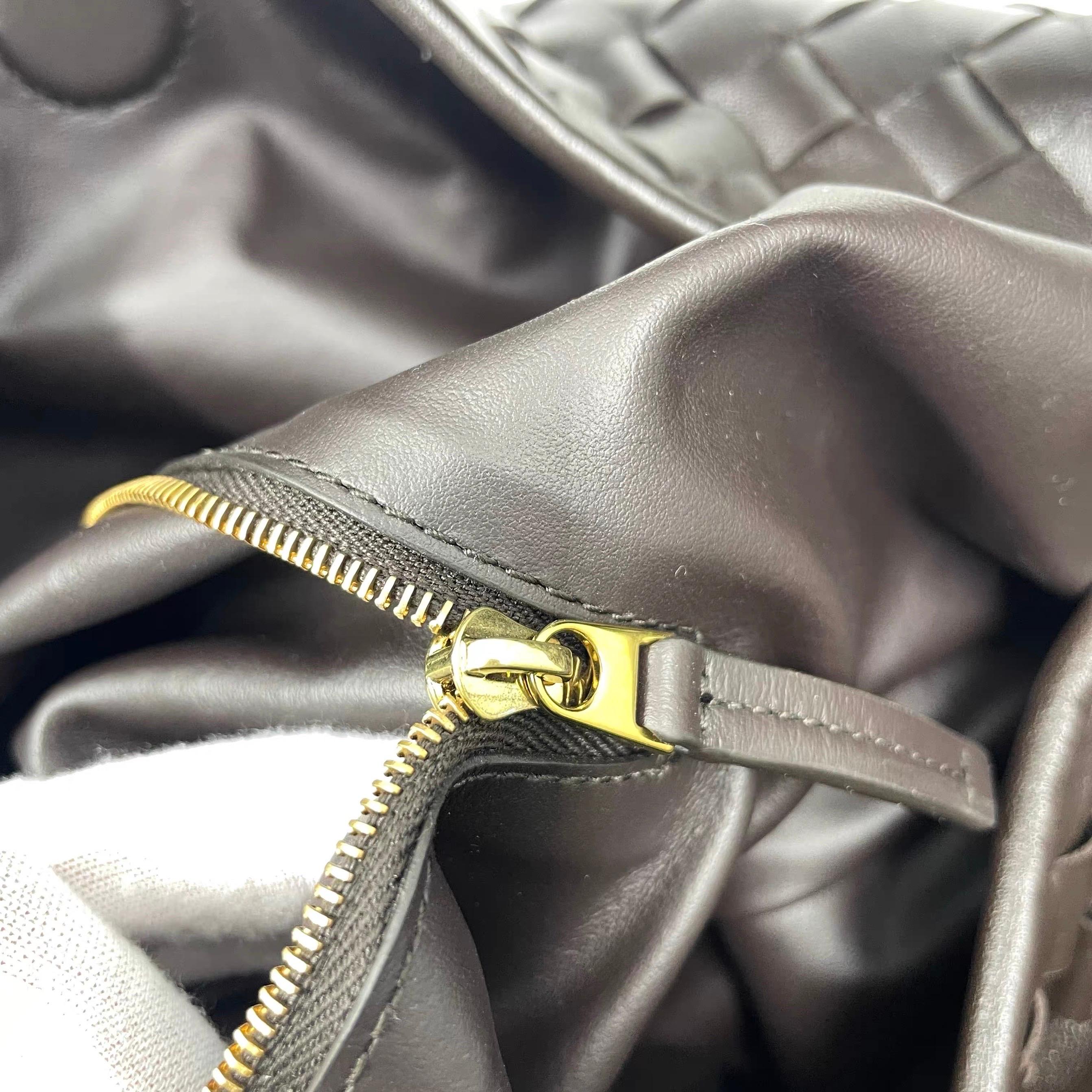 Bottega Veneta Hop Large Leather Fondant Chocolate Brown Hobo Bag en vente 20