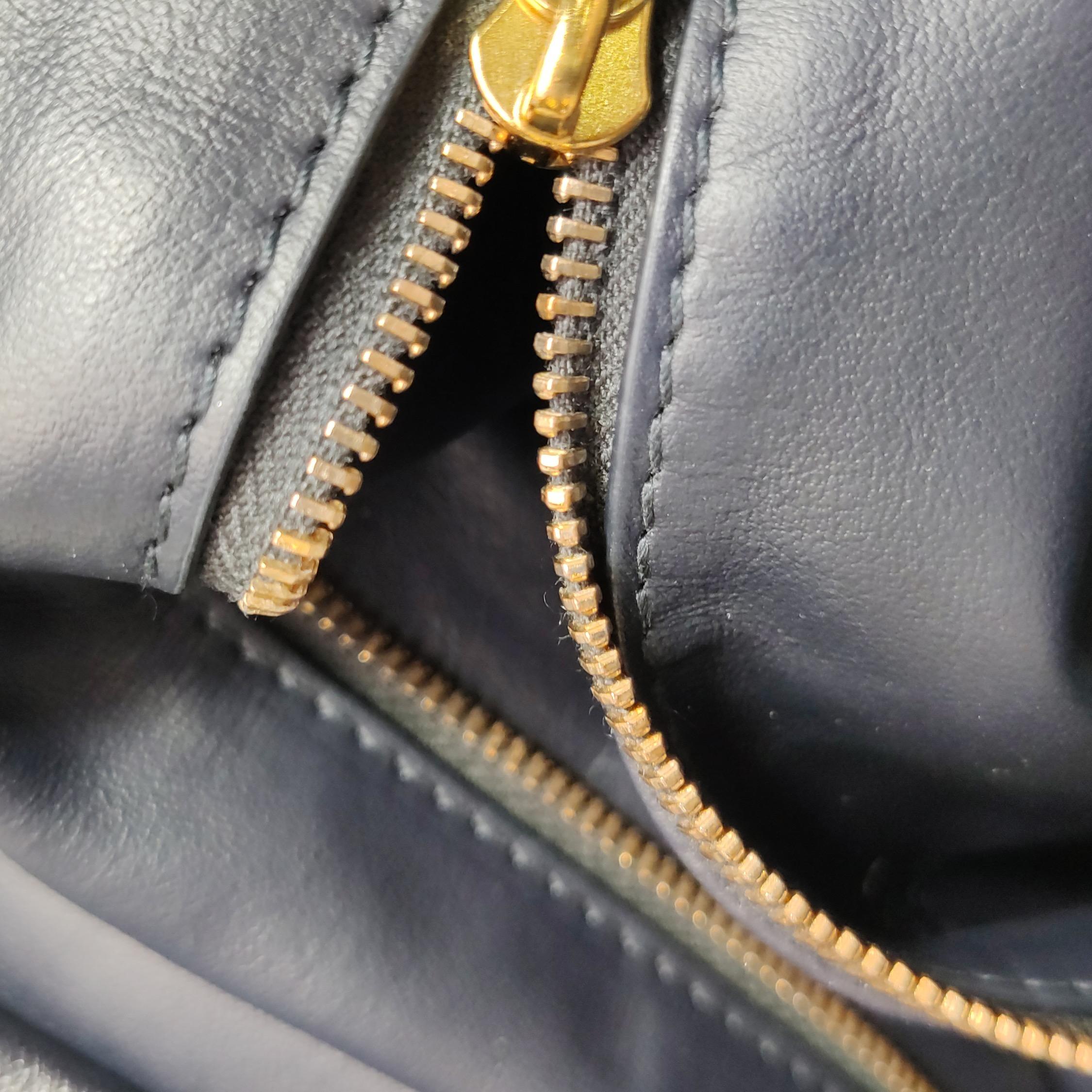 Bottega Veneta Hop Large Leather Navy Hobo Bag 55cm en vente 5