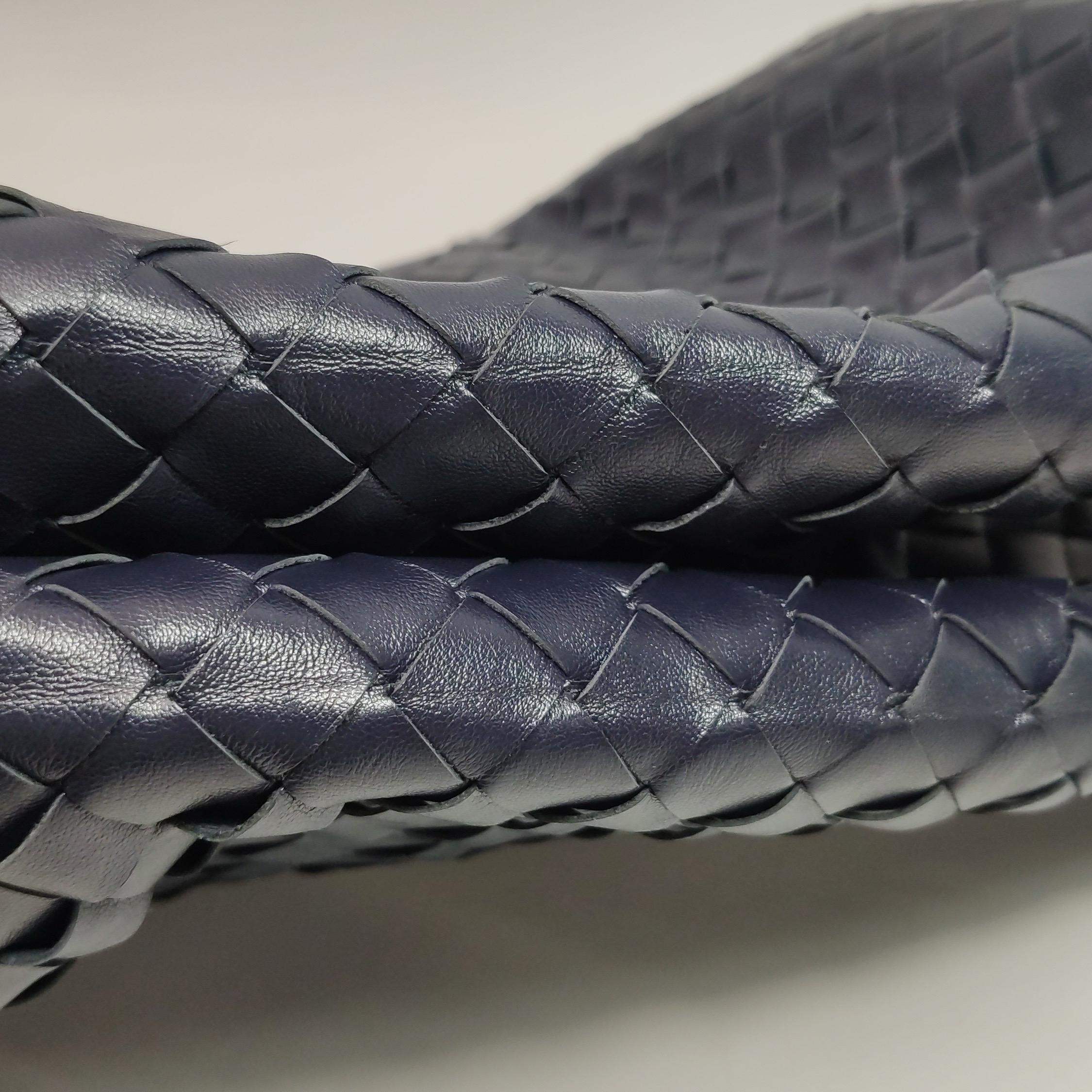 Bottega Veneta Hop Large Leather Navy Hobo Bag 55cm en vente 7