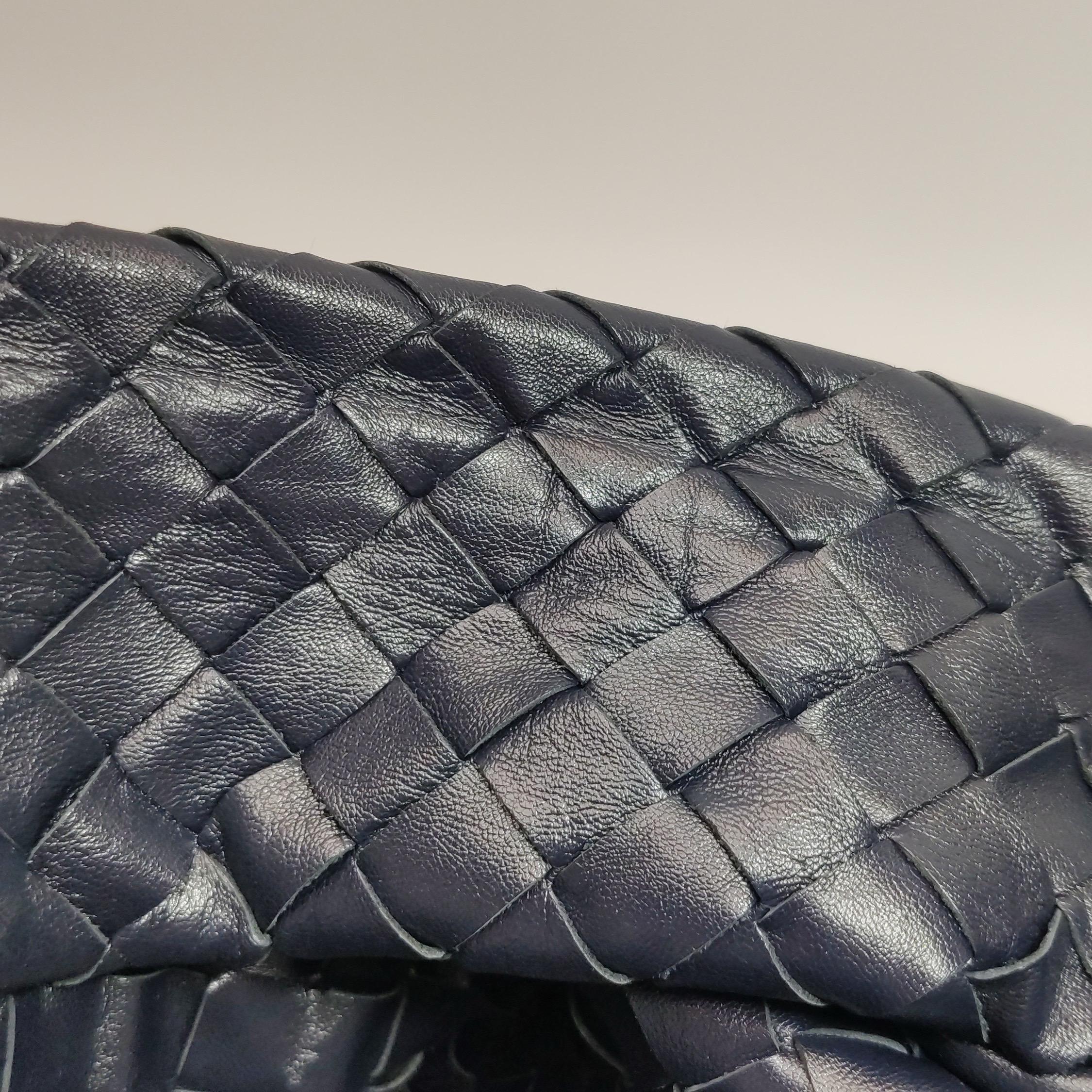 Bottega Veneta Hop Large Leather Navy Hobo Bag 55cm en vente 9