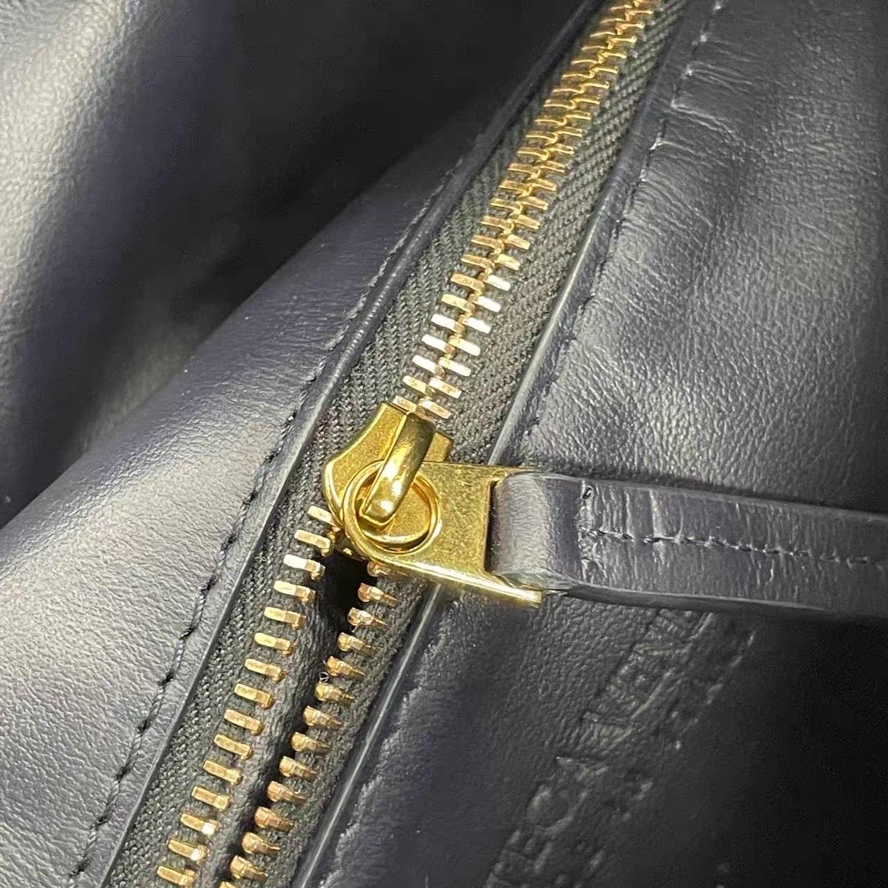 Bottega Veneta Hop Large Leather Navy Hobo Bag 55cm en vente 14