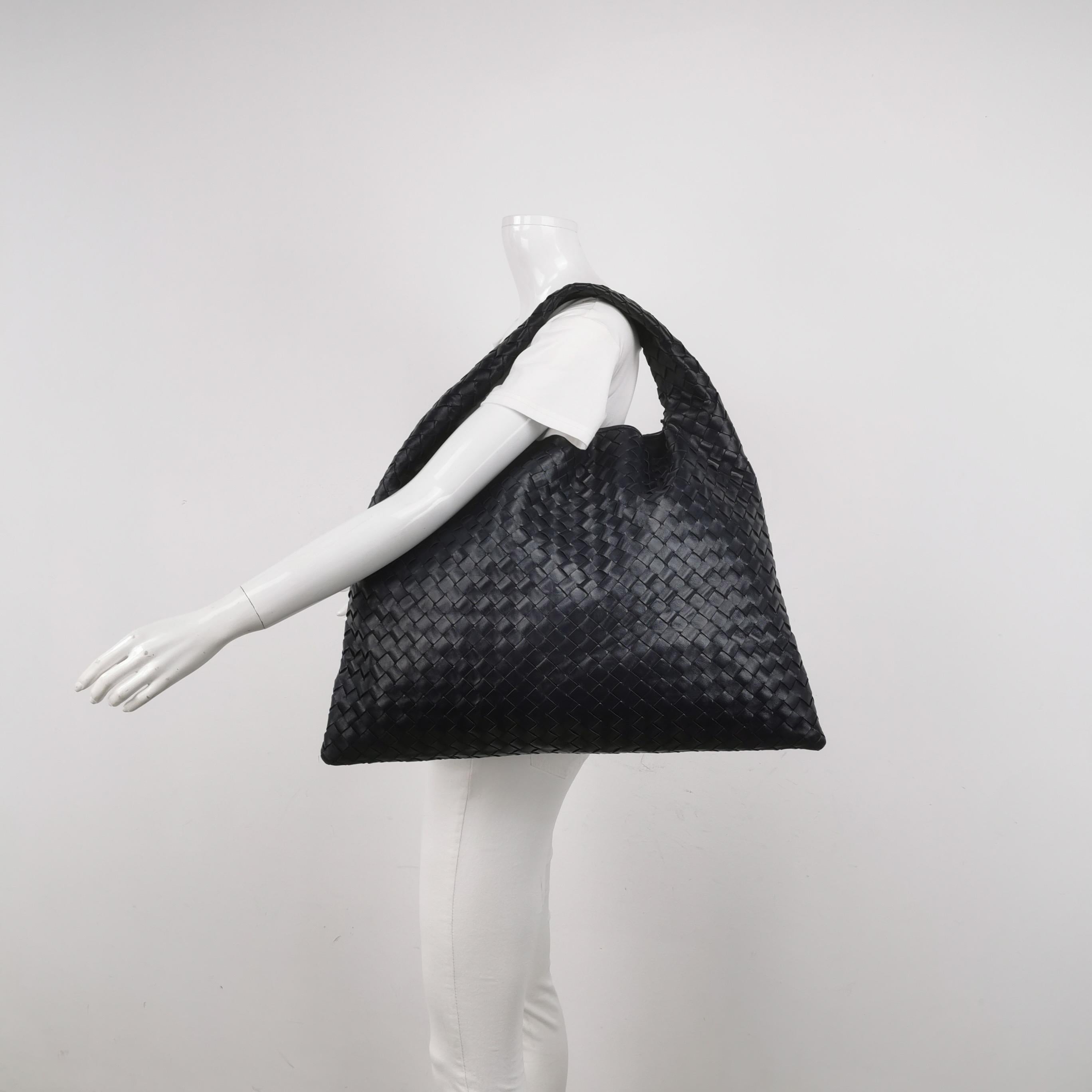 Bottega Veneta Hop Large Leather Navy Hobo Bag 55cm
Il s'agit de photos professionnelles du sac offert par Luxbags.
Ce sac Bottega Veneta est une pièce de luxe exceptionnelle, réalisée en cuir d'agneau emblématique avec le tissage Intrecciato