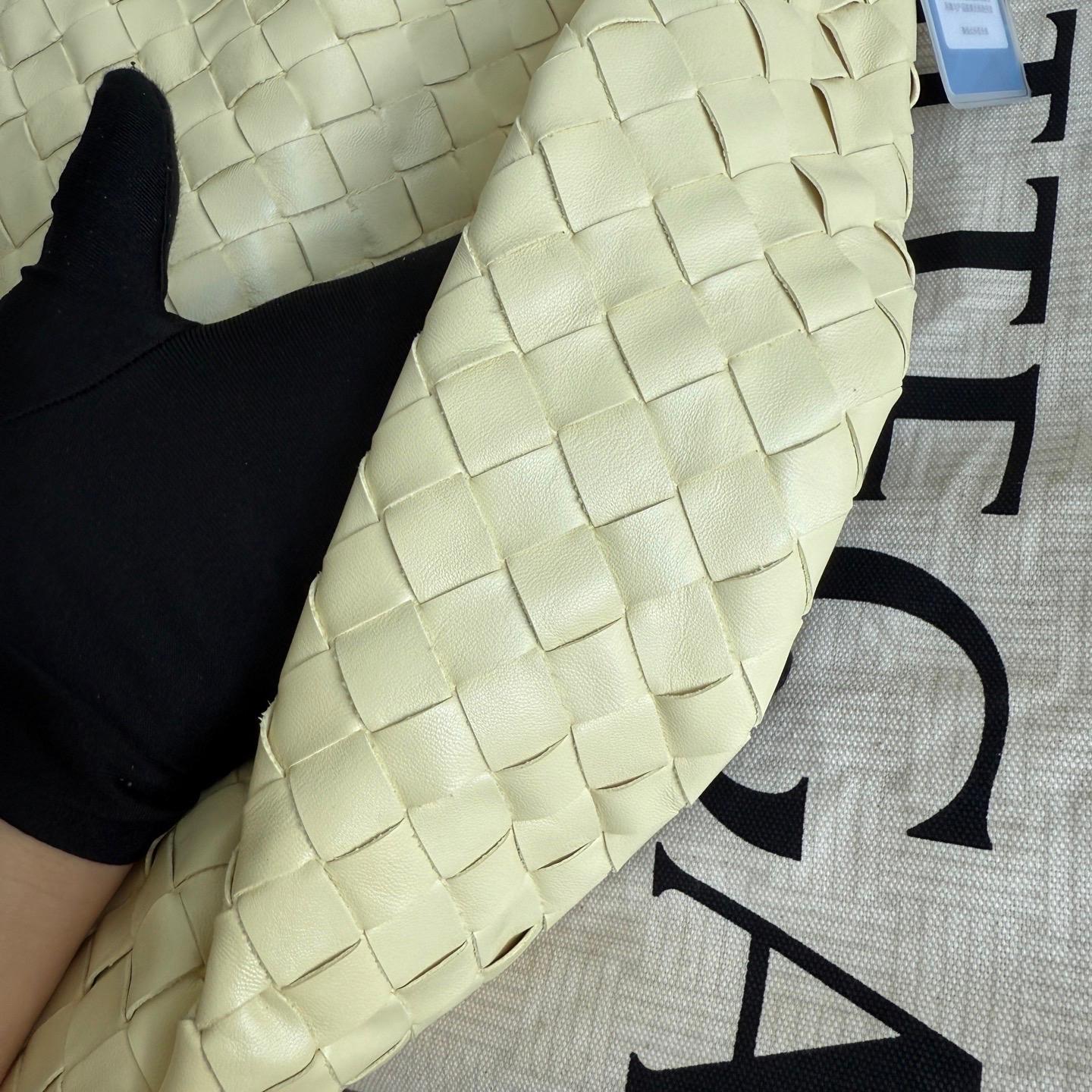 Bottega Veneta Hop Large Leather Pale Cream Yellow Hobo Bag en vente 5