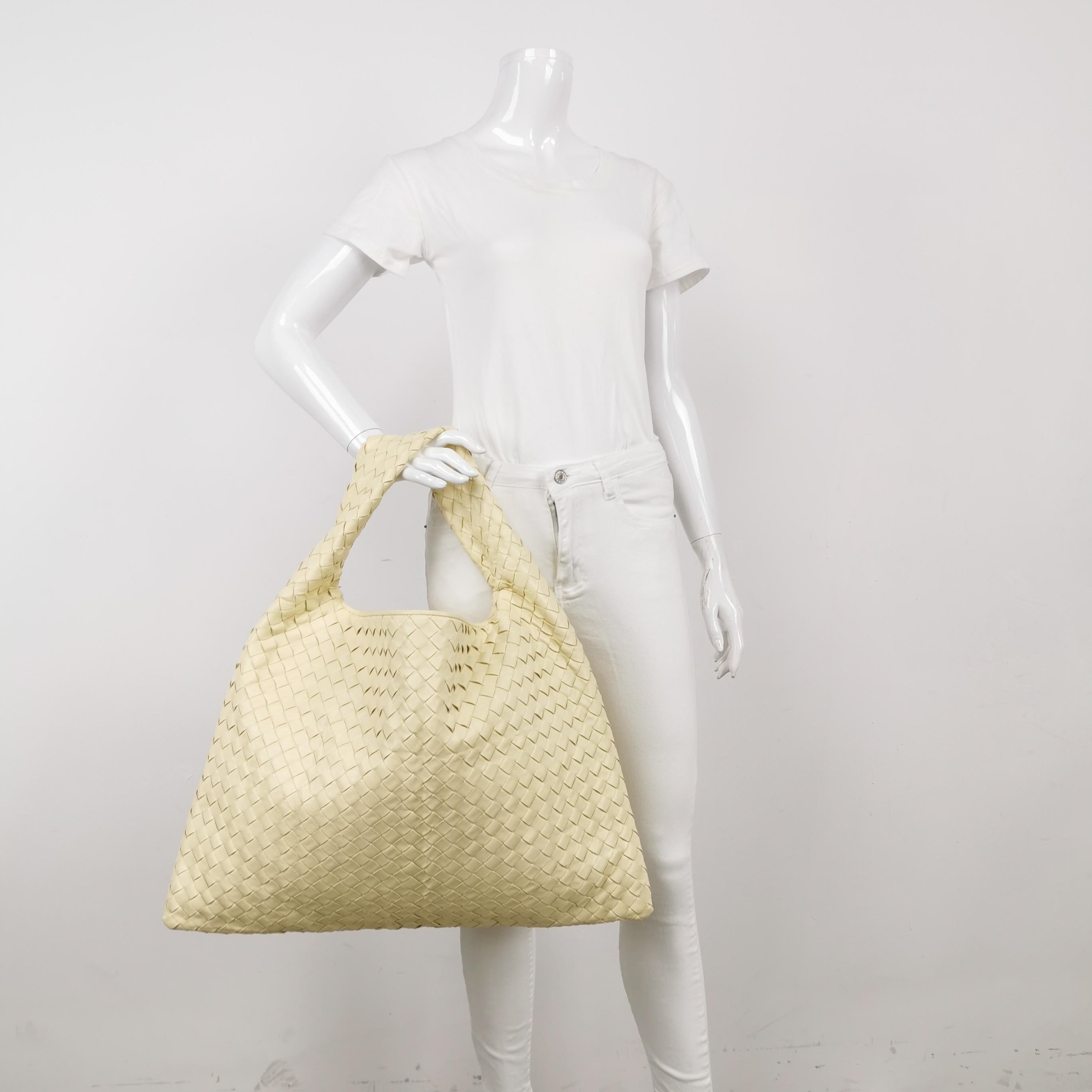 Bottega Veneta Hop Large Borsa Hobo in pelle giallo crema chiaro
Queste sono foto professionali della borsa offerta da Luxbags.
Questa borsa Bottega Veneta è un pezzo di lusso eccezionale, realizzato con l'iconica pelle di agnello con