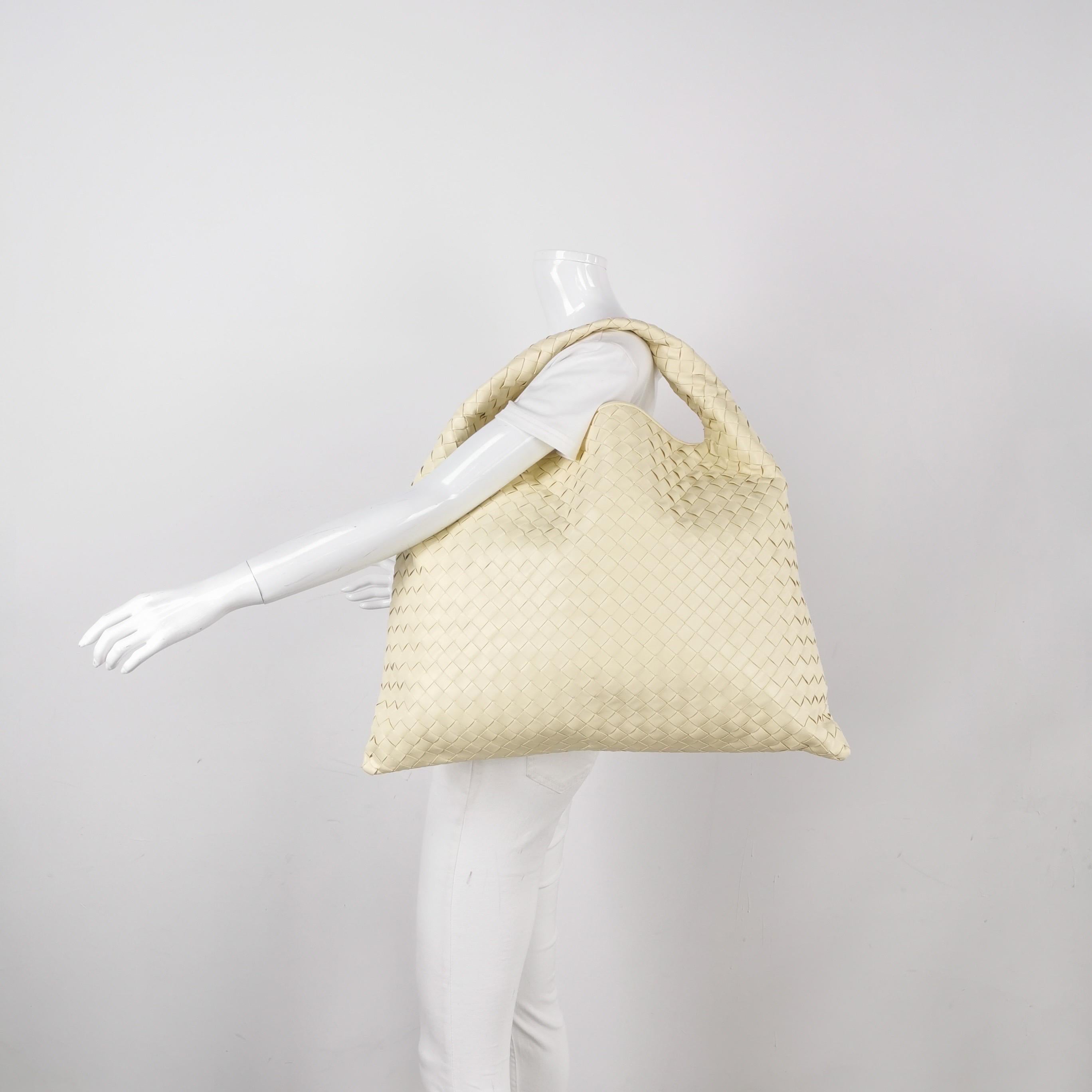 This Bottega Veneta Veneta Bag is an exceptional piece of luxury, crafted from iconic lambskin leather with the instantly recognizable Intrecciato weave. This bag is roomy enough for all your essentials, it's the perfect accessory for stylish and