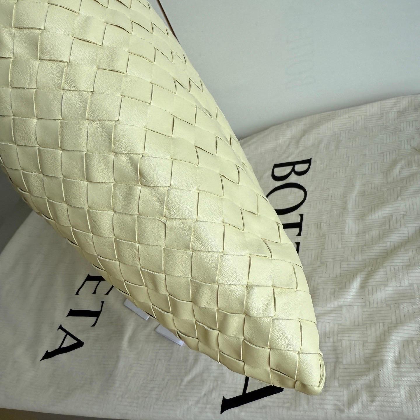 Bottega Veneta Hop Large Leather Pale Cream Yellow Hobo Bag Neuf - En vente à AUBERVILLIERS, FR