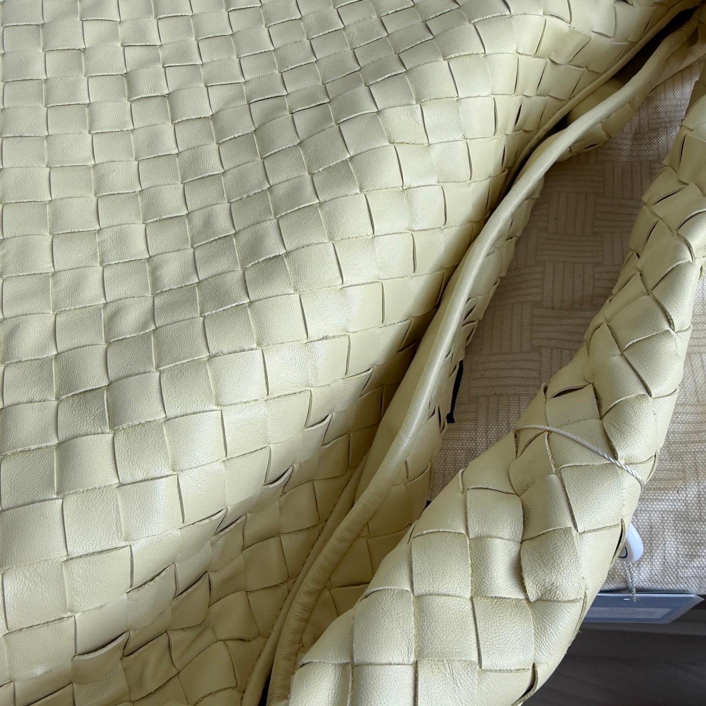 Bottega Veneta Hop Large Leather Pale Cream Yellow Hobo Bag Pour femmes en vente