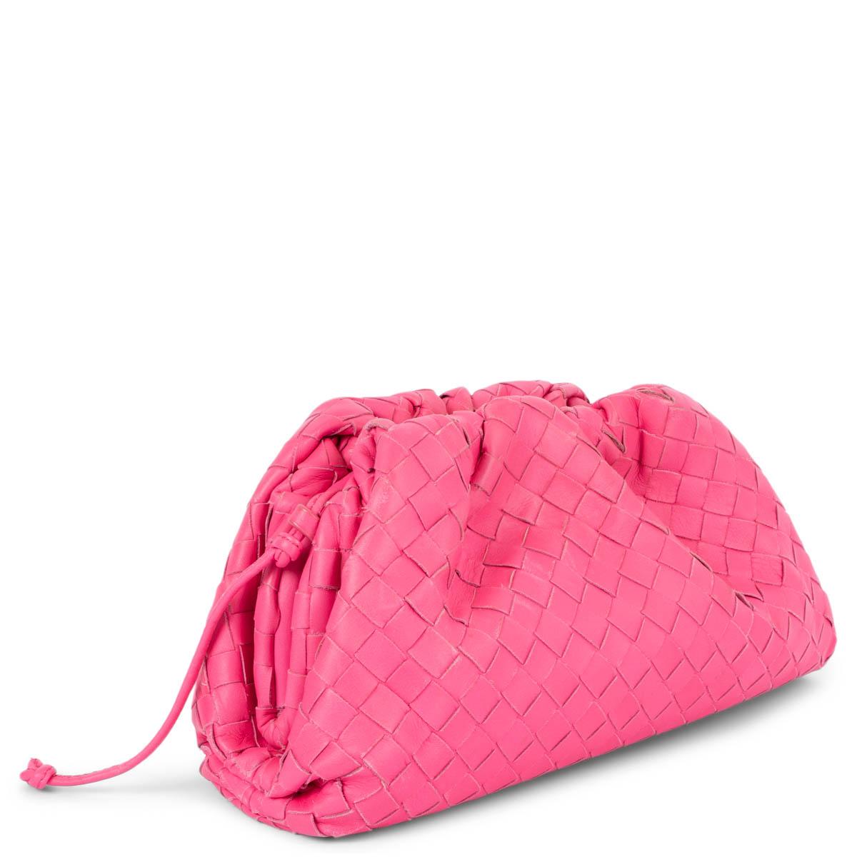 100% authentische Bottega Veneta Mini Pouch aus rosa Intrecciato Leder. Sie wird mit einem magnetischen Rahmenverschluss geöffnet und hat ein einzelnes, mit Kalbsleder ausgekleidetes Fach, das getragen wurde und leichte Abnutzungserscheinungen an