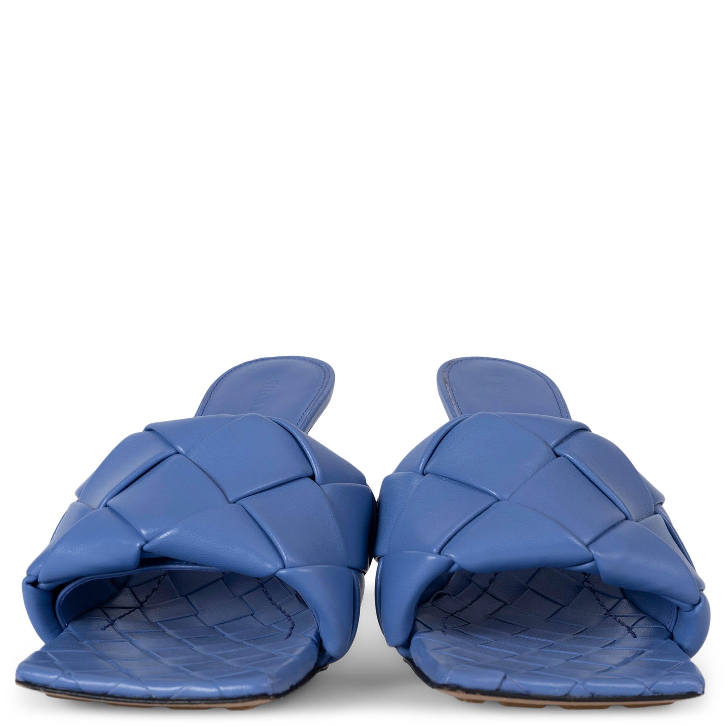Ces sandales mules Lido 90 de Bottega Veneta, 100% authentiques et de couleur indigo (pervenche), sont confectionnées en cuir d'agneau luxueux tissé en maxi intrecciato. Elles sont dotées de bouts carrés élégants et d'une semelle extérieure en cuir