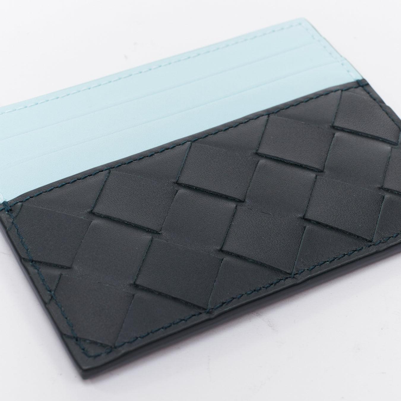 Bottega Veneta portafoglio intrecciato blu pallido per carte di credito
Riferimento: CNLE/A00404
Marchio: Bottega Veneta
Model No: 635057VCPQ5
Materiale: Pelle
Colore: nero, blu
Modello: Tinta unita
Fodera: Pelle blu
Dettagli extra: Pelle Intreccio.