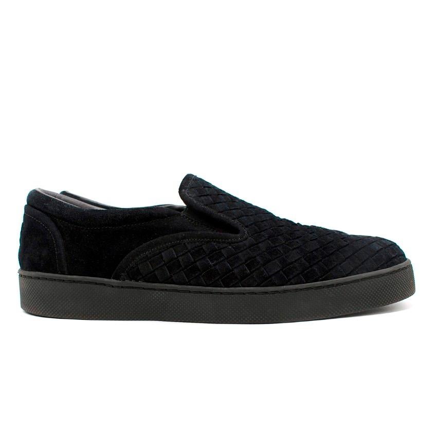 Bottega Veneta Intercciato Schwarz gewebt Wildleder Slip-On Trainer

- Obermaterial aus gewebtem Interciato-Wildleder mit kontrastierendem Ferseneinsatz aus glattem Wildleder mit Bottega-Detail 
- Runde Zehe
- Tonale Gummisohle
- Tiefschwarze