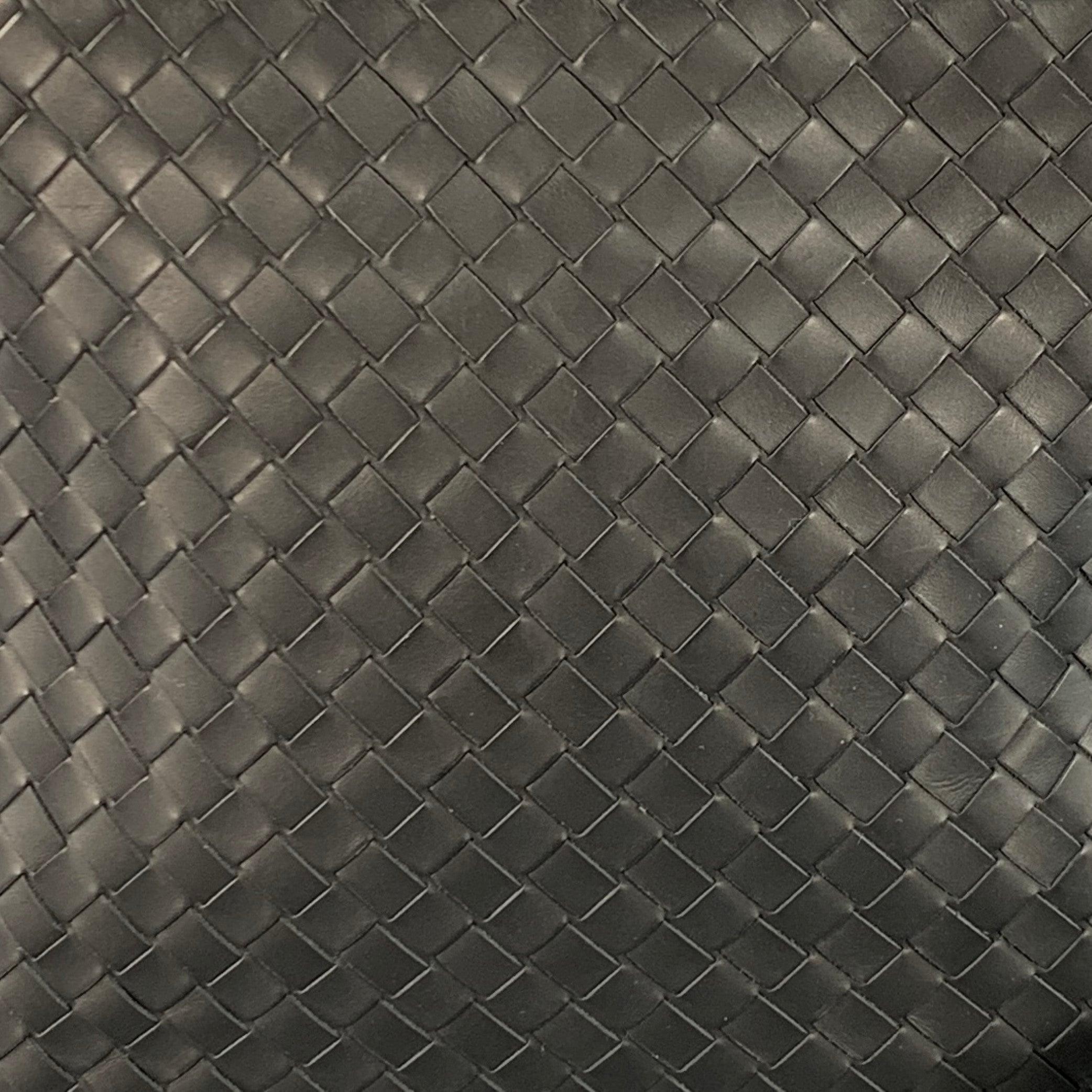 Sac à bandoulière BOTTEGA VENETA
en nylon et cuir noir, avec une poche frontale tissée BOTTEGA VENETA Intrecchiato, une poche intérieure rembourrée pour les appareils et une fermeture à glissière.Excellent état d'occasion. 

Marqué :   BO8447579C