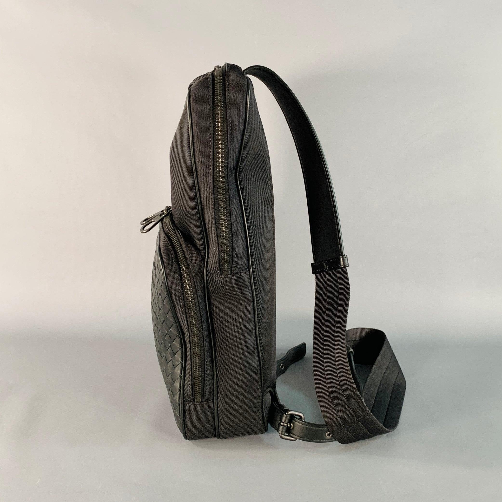 BOTTEGA VENETA Intrecchiato Black Woven Nylon Leather Crossbody Sling Bag Pour hommes en vente