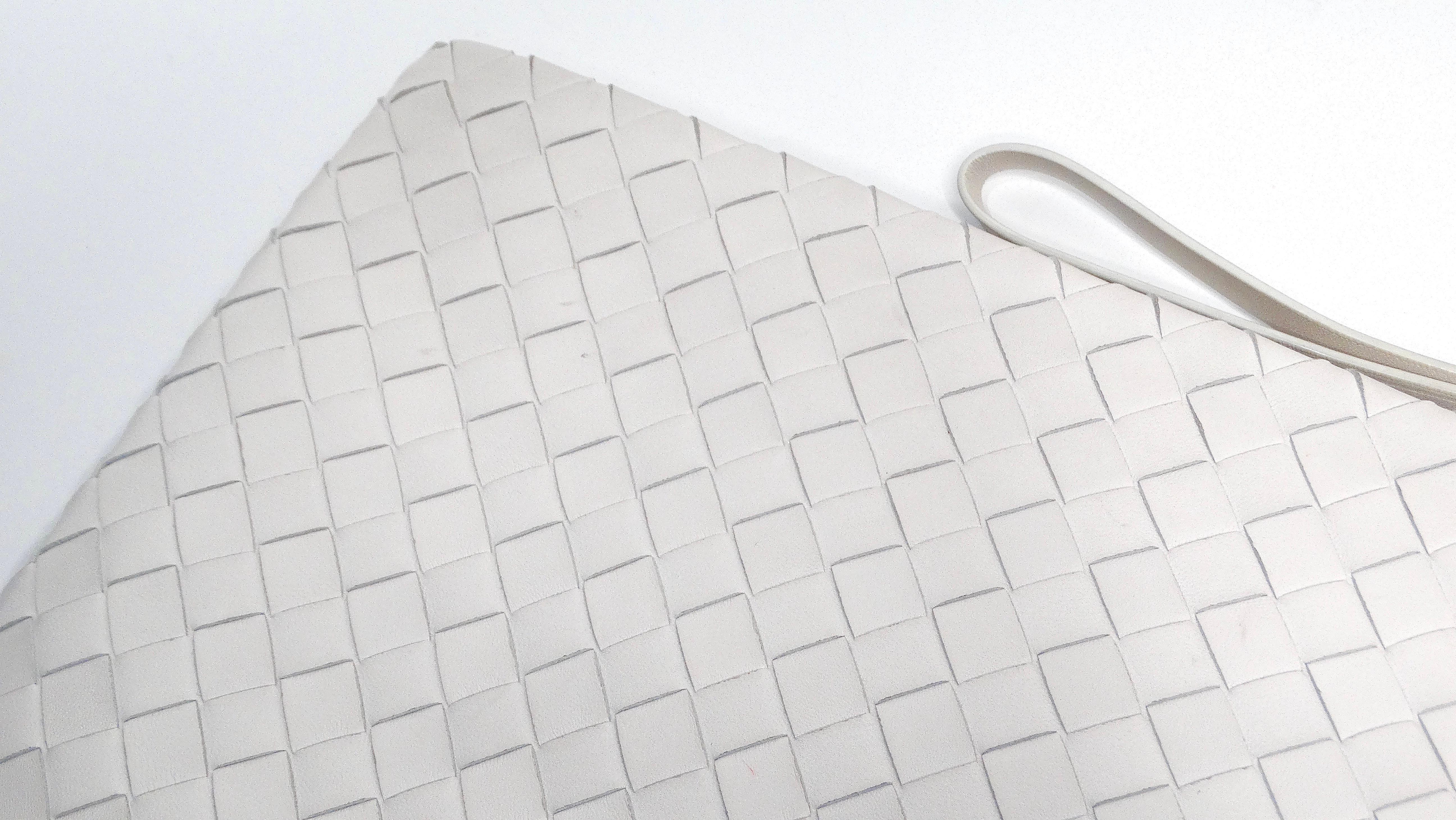 Bottega Veneta Intrecciato Agate Leather Wrist Pouch For Sale 3