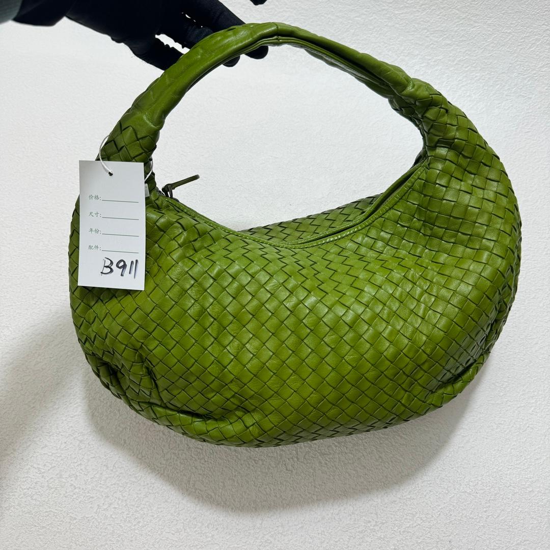 This Bottega Veneta Belly Hobo Bag is an exceptional piece of luxury, crafted from iconic lambskin leather with the instantly recognizable Intrecciato weave. This bag is roomy enough for all your essentials, it's the perfect accessory for stylish