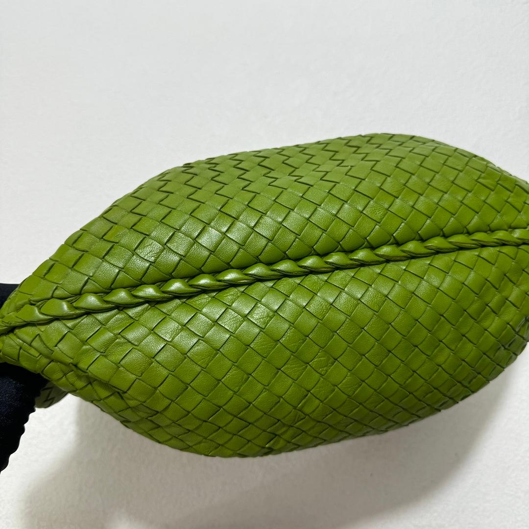 Bottega Veneta Intrecciato Belly Hobo Bag Medium Green Lambskin leather For Sale 2