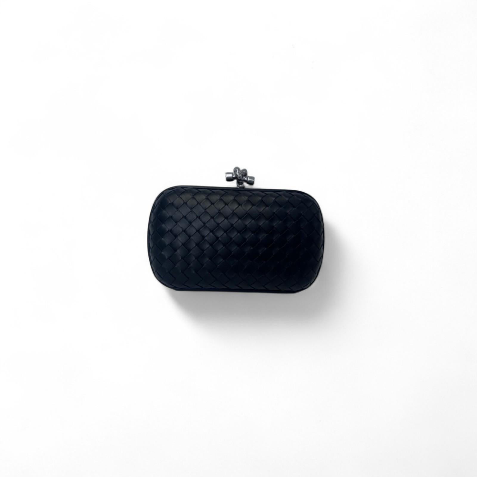 Diese Clutch von Bottega Veneta ist ein zeitloser Ausdruck von dezentem Luxus. Sie präsentiert das ikonische Intrecciato-Leder der Marke in einem vielseitigen, klassischen Schwarz. Die weiche, strukturierte Silhouette wurde mit viel Liebe zum Detail