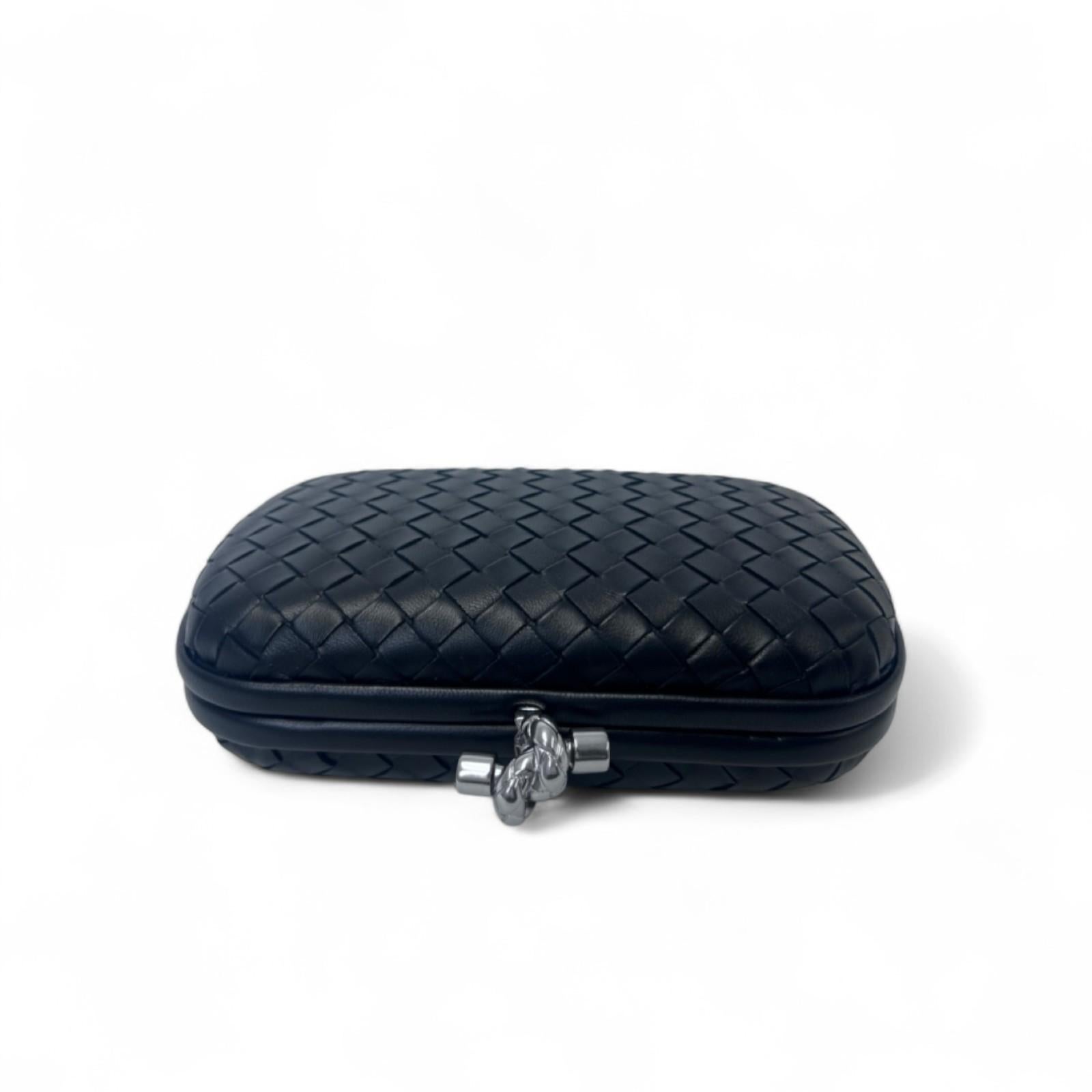 Bottega Veneta Intrecciato Schwarze Leder-Clutch mit silberner Kette Damen im Angebot