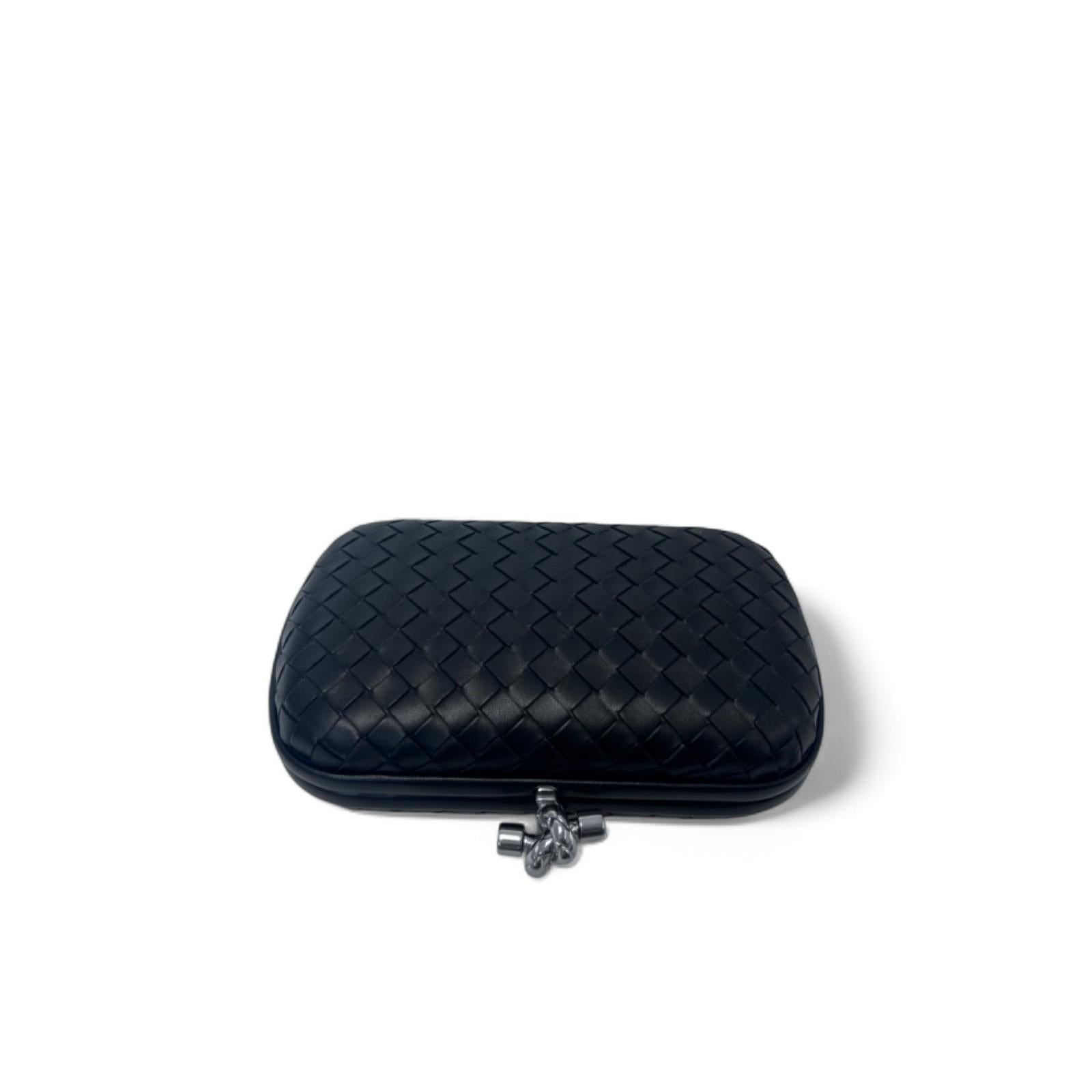 Bottega Veneta Intrecciato Schwarze Leder-Clutch mit silberner Kette im Angebot 1