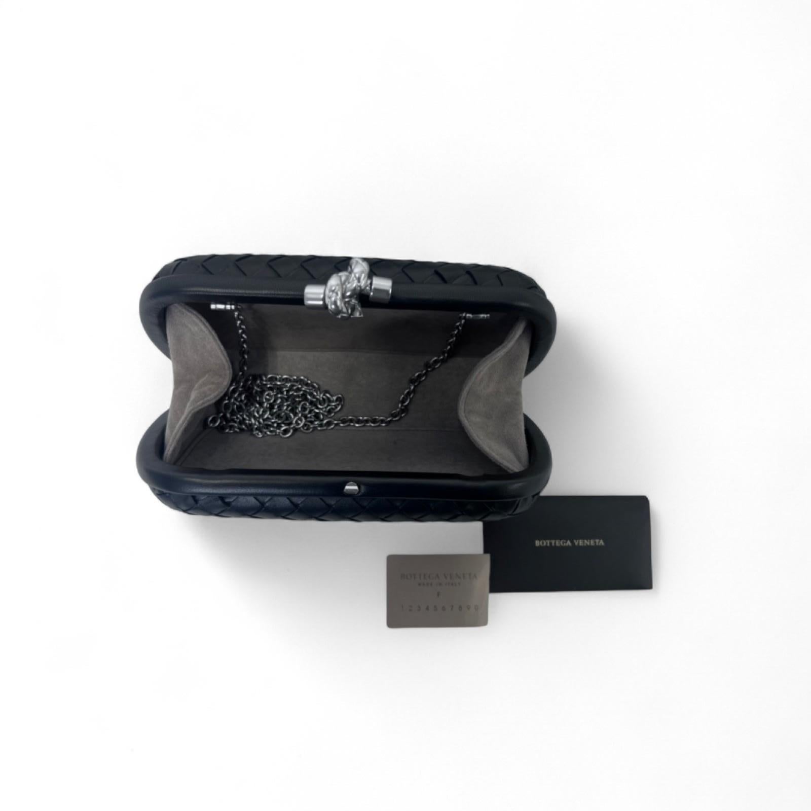 Bottega Veneta Intrecciato Schwarze Leder-Clutch mit silberner Kette im Angebot 2