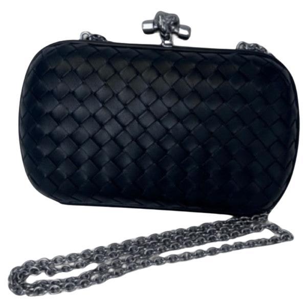 Bottega Veneta Intrecciato Pochette en cuir noir avec chaîne en argent