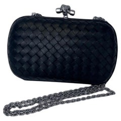Bottega Veneta Pochette Intrecciato in Pelle Nera con Catena d'Argento
