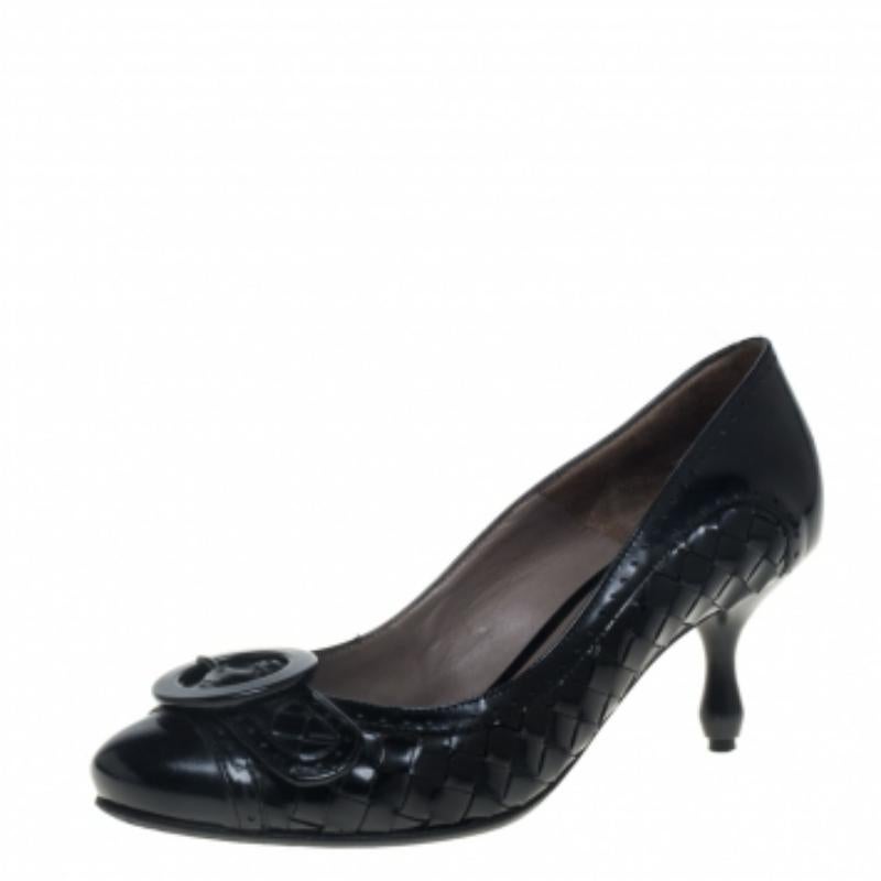Bottega Veneta updates a classic silhouette with its signature Intrecciato weave for a signature weave. Crafted from patent leather, the pumps feature a glossy finish, black hue, and buckle detailing on the front. They are finished off with 6 cm