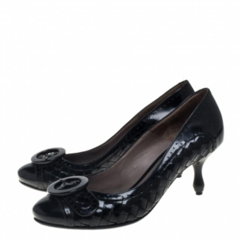 Bottega Veneta Intrecciato Black Patent Leather Buckle Detail Pumps Size 36 In Good Condition For Sale In Dubai, Al Qouz 2