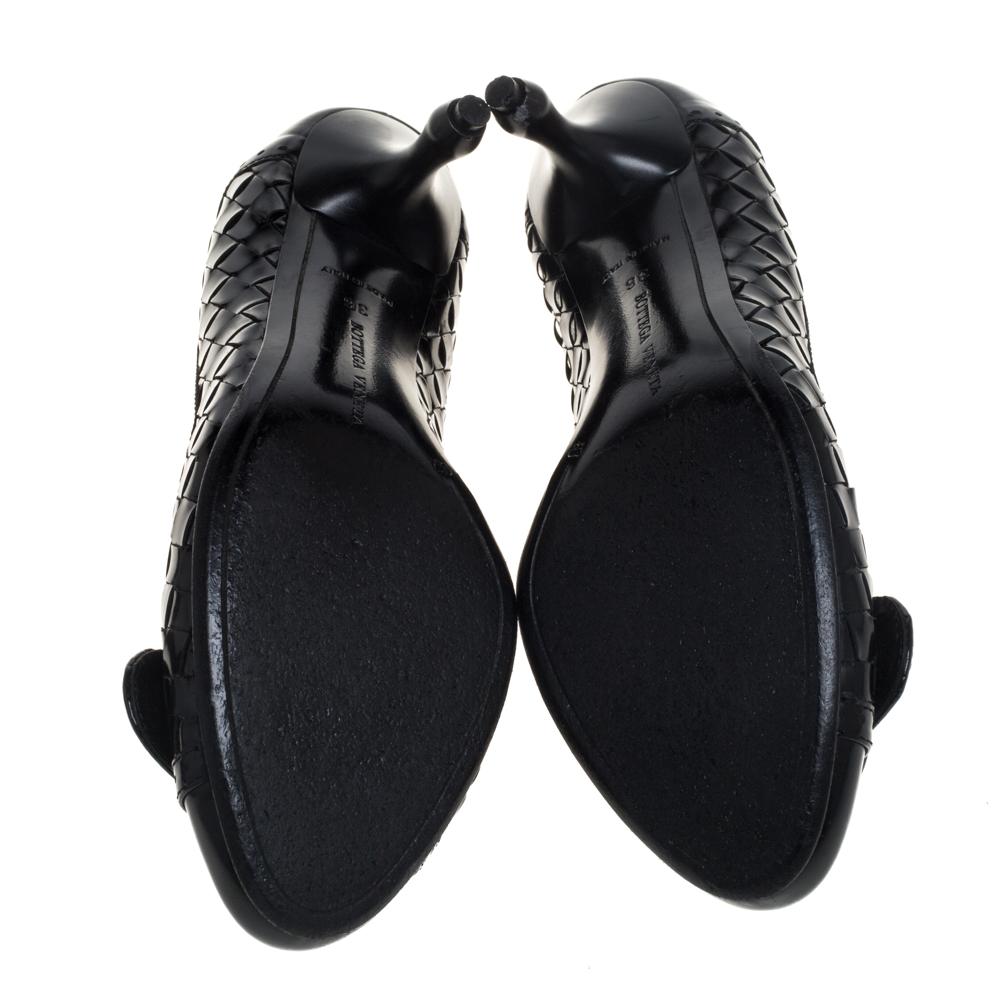 Women's Bottega Veneta Intrecciato Black Patent Leather Buckle Detail Pumps Size 36 For Sale