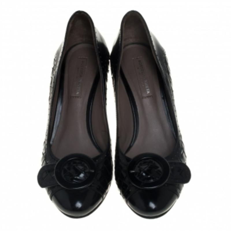 Bottega Veneta Intrecciato Black Patent Leather Buckle Detail Pumps Size 36 For Sale 2
