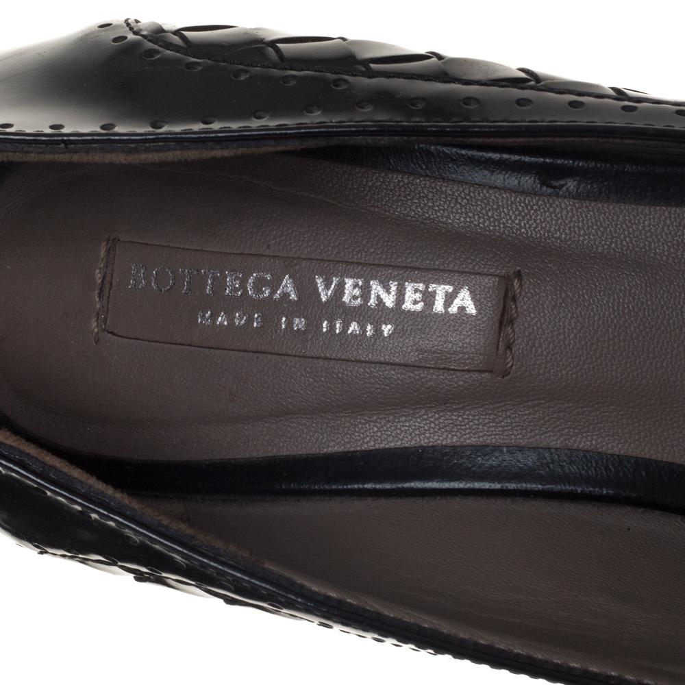 Bottega Veneta - Escarpins Intrecciato en cuir verni noir avec boucle, taille 36 en vente 1