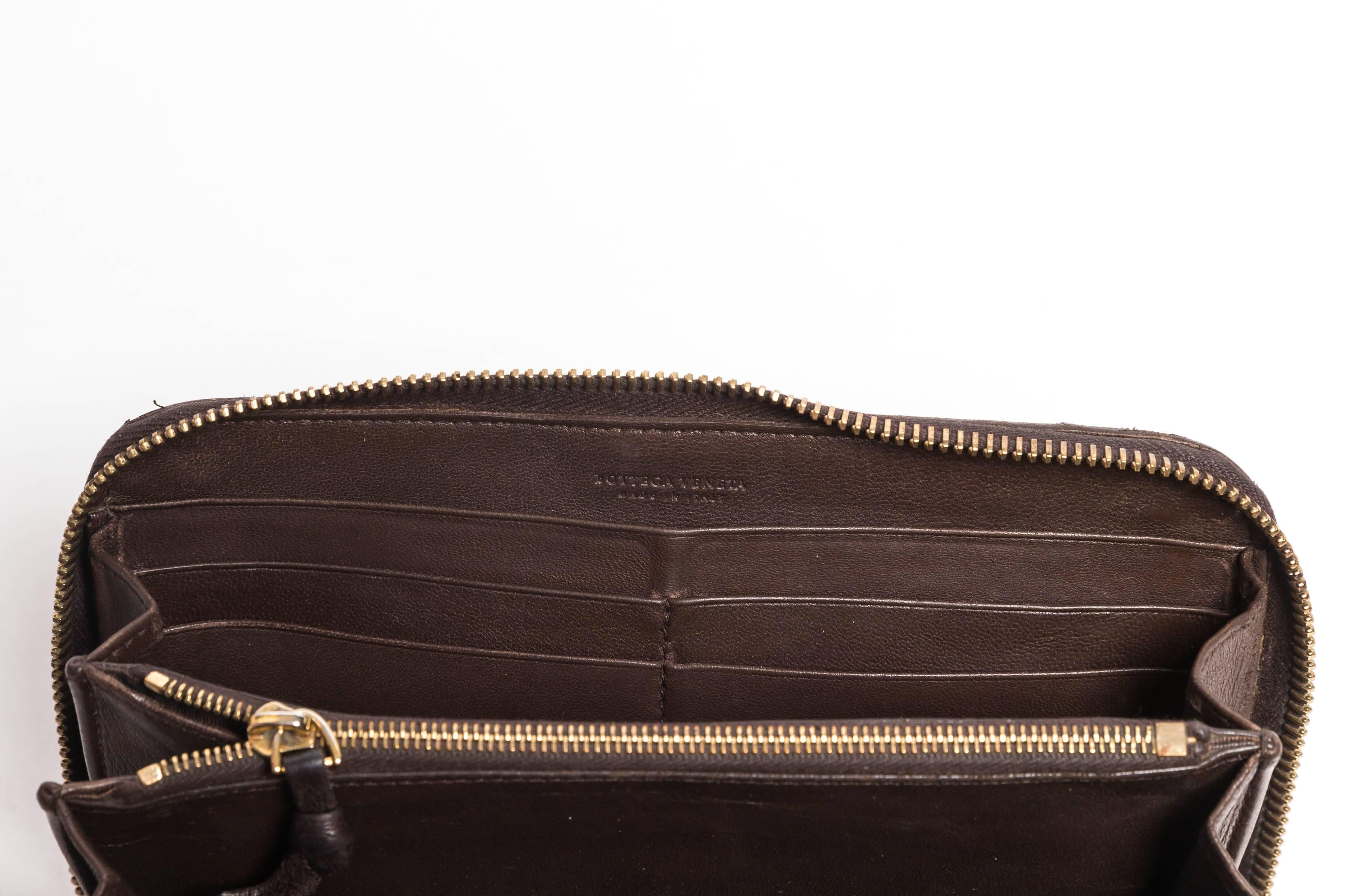 Bottega Veneta Intrecciato Brown Leather Zip Wallet  In Excellent Condition For Sale In Westhampton Beach, NY