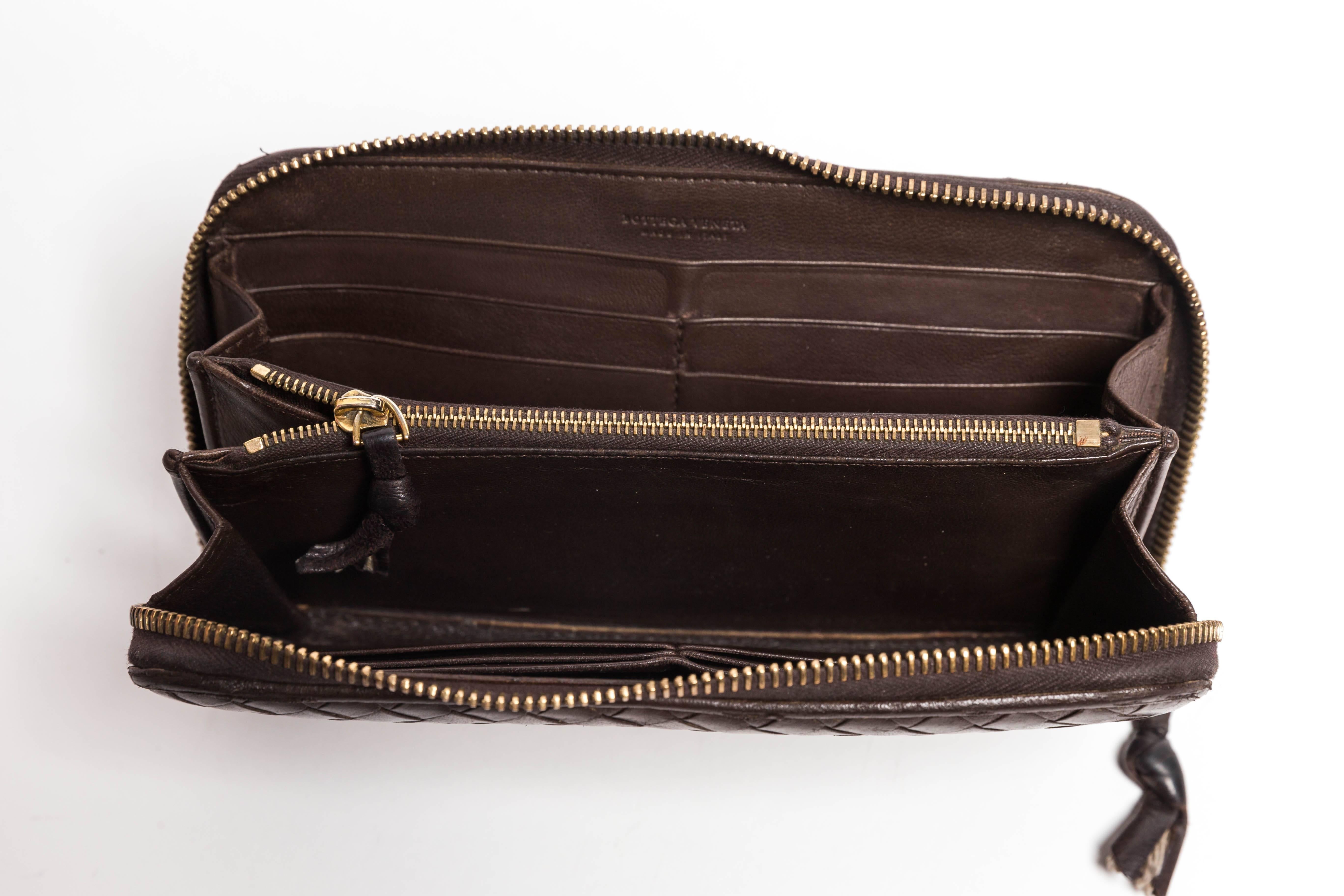 Women's or Men's Bottega Veneta Intrecciato Brown Leather Zip Wallet  For Sale