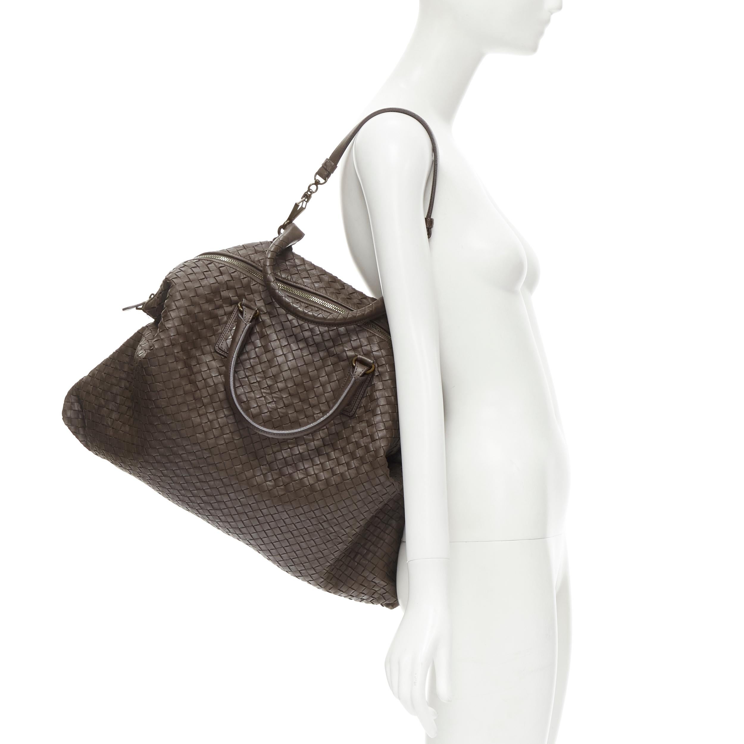 BOTTEGA VENETA Intrecciato brown woven leather pinched side large tote bag 
Reference: LNKO/A01972 
Brand: Bottega Veneta 
Material: Leather 
Color: Brown 
Pattern: Solid 
Closure: Zip 
Extra Detail: Gold-tone hardware. Rolled handle. Detachable