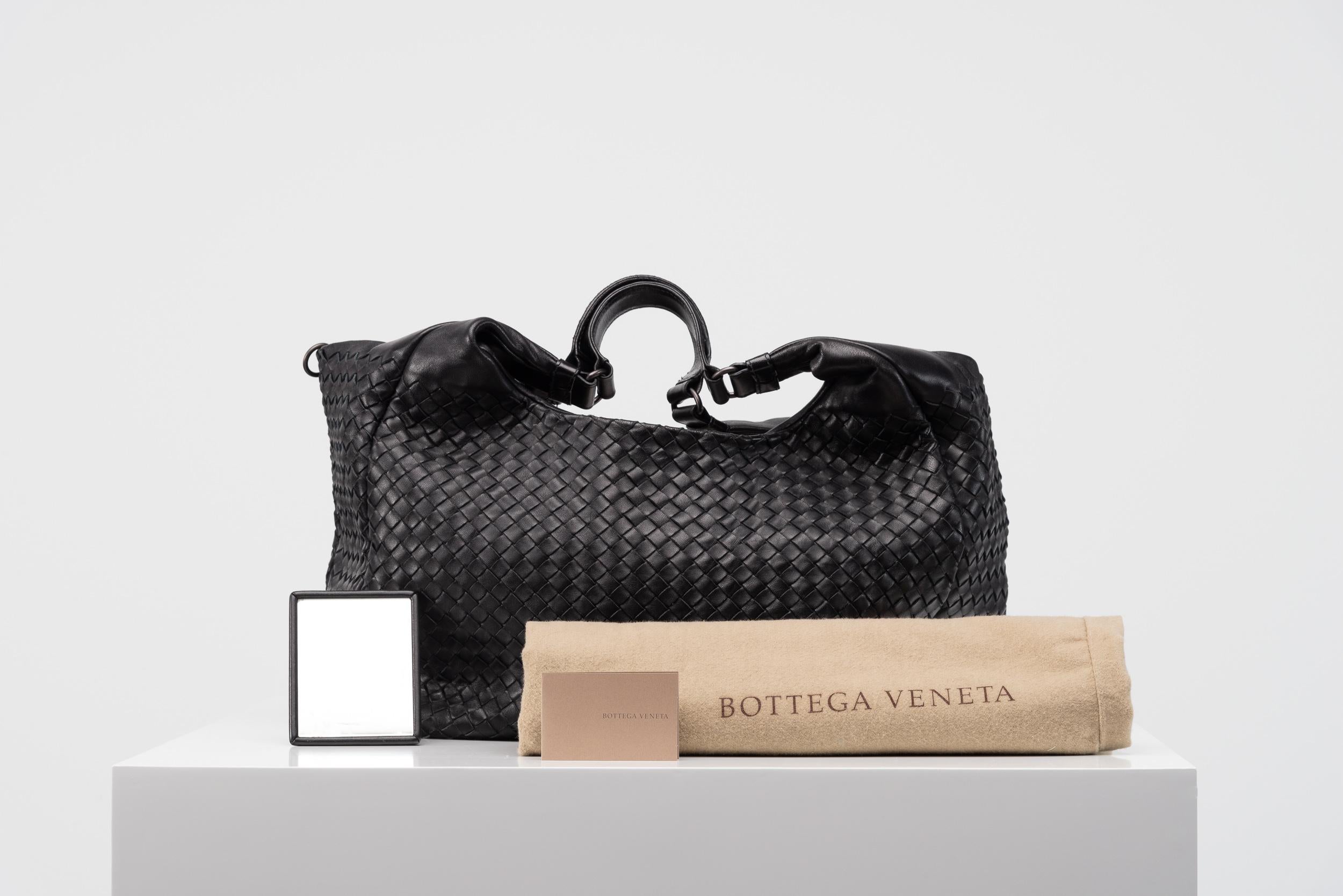 Aus der Kollektion von SAVINETI bieten wir diese Tasche von Bottega Veneta an:
- Marke: Bottega Veneta
- Modell: Intrecciato Campana Hobo
- Zustand: Gut
- MATERIALIEN: Nappaleder
- Extras: Staubbeutel

Diese funktionelle Handtasche aus dem für