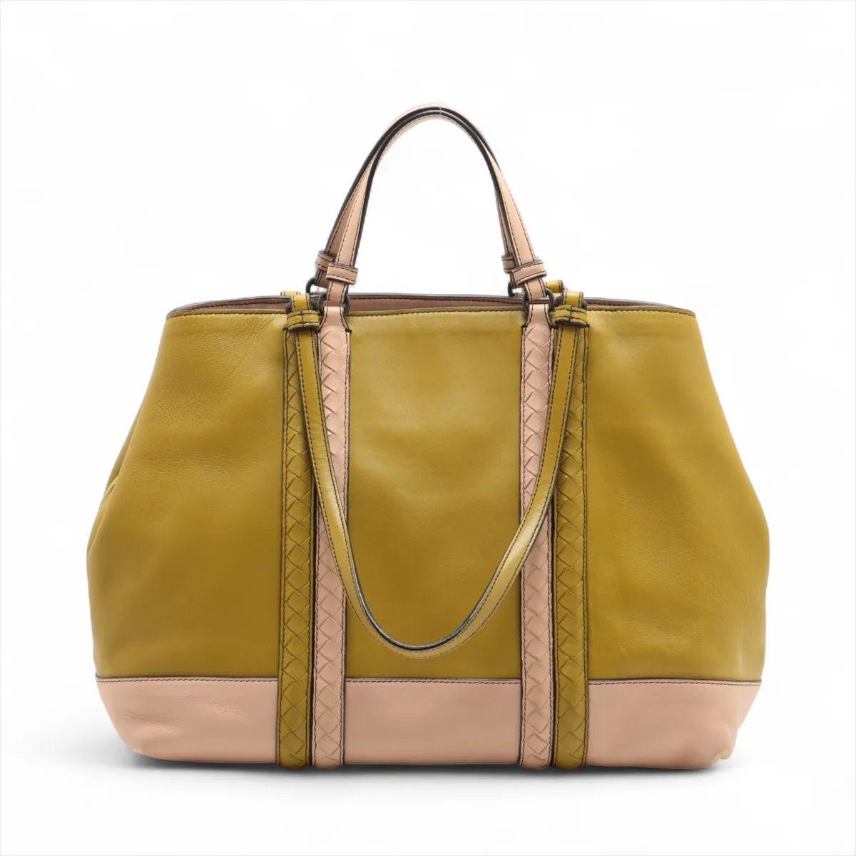 Die Bottega Veneta Intrecciato Corso Leather Tote Bag in Grün und Rosa ist ein auffälliges und vielseitiges Stück, das die charakteristische Handwerkskunst des Hauses unter Beweis stellt. Sie wurde sorgfältig in der ikonischen Intrecciato-Webart