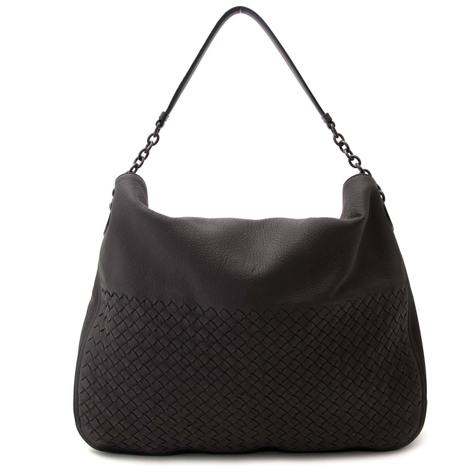 Excellent condition

Bottega Veneta Intrecciato Dark Brown Leather Shoulder Bag

The perfect shoulder bag has just landed. Bottega Veneta is know for their amazing handwork.
This woven bag is a very good example of their craftmanship. The leather
