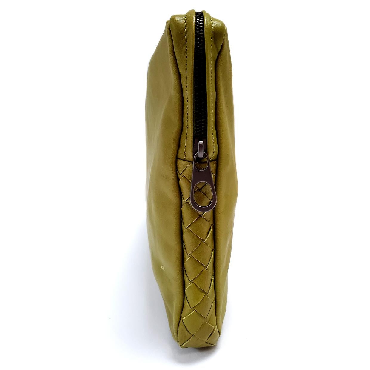 Bottega Veneta Intrecciato Green Woven Pouch Handbag In Good Condition For Sale In Columbia, MO