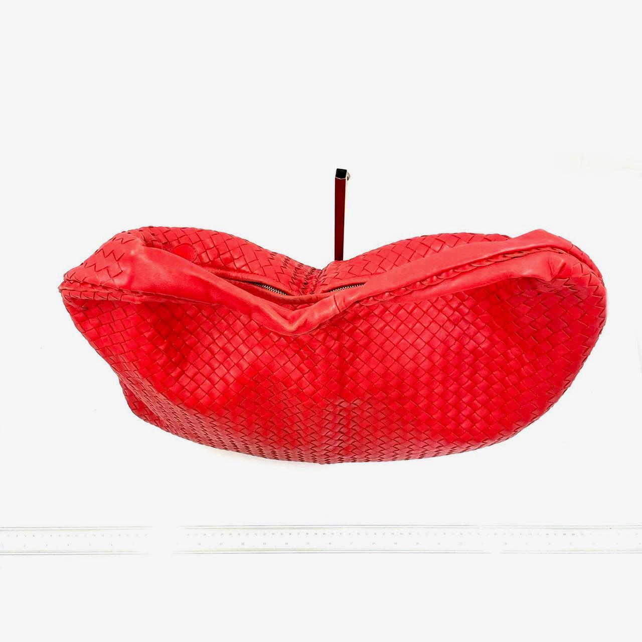 Bottega Veneta Intrecciato Hobo Bag in Red leather Large In Good Condition In AUBERVILLIERS, FR