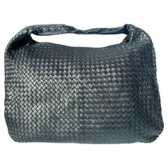 Bottega Veneta Intrecciato Hobo Tasche aus schwarzem Lammfell