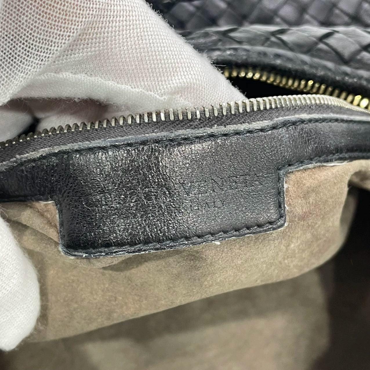 Bottega Veneta Bolso Hobo Intrecciato Mediano Piel de cordero negra 45cm en venta 4
