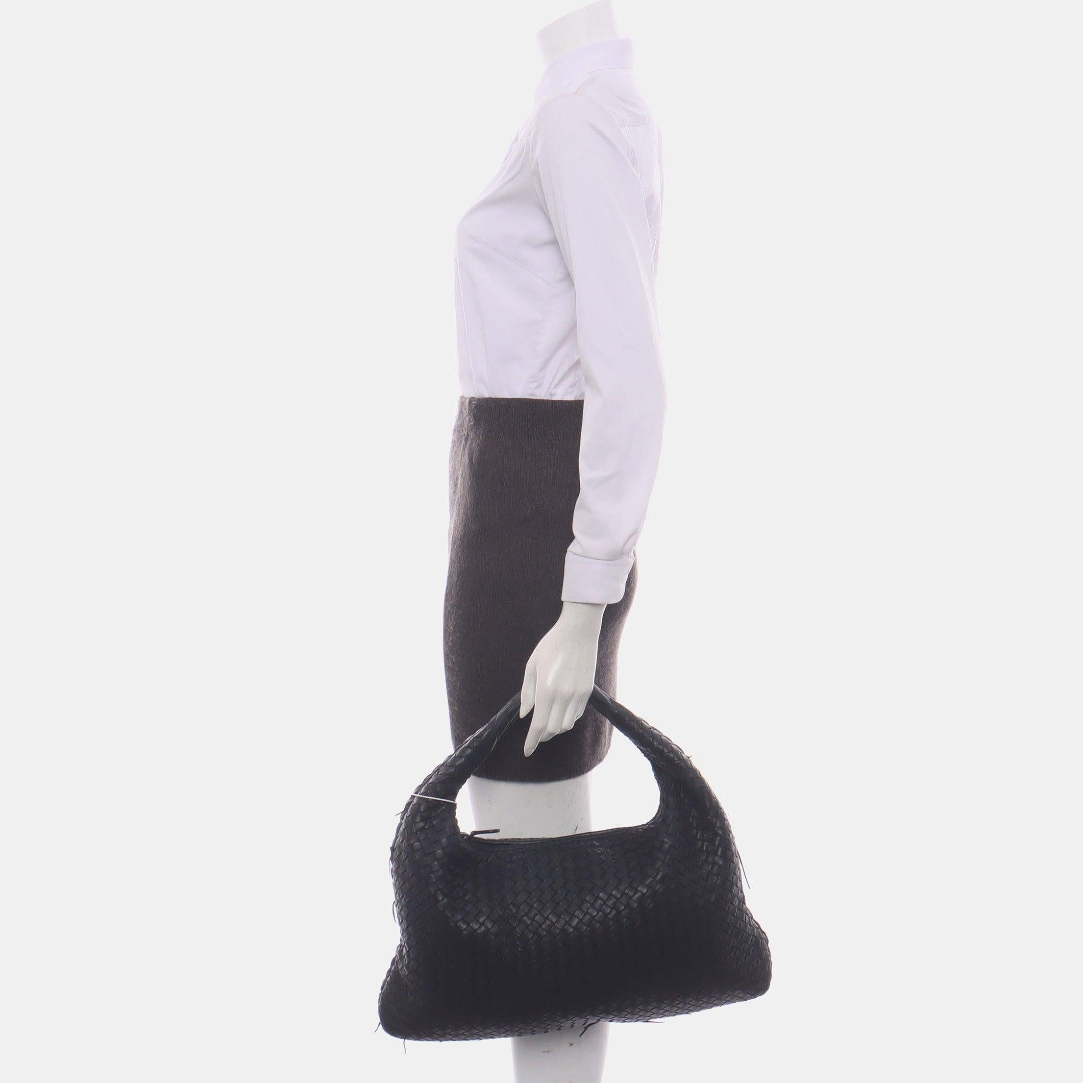 Bottega Veneta Bolso Hobo Intrecciato Mediano Piel de cordero negra 48cm
Estas son fotos profesionales de la bolsa real.
  Este Bolso Hobo Bottega Veneta es una pieza excepcional de lujo, fabricada en la emblemática piel de cordero negra con el