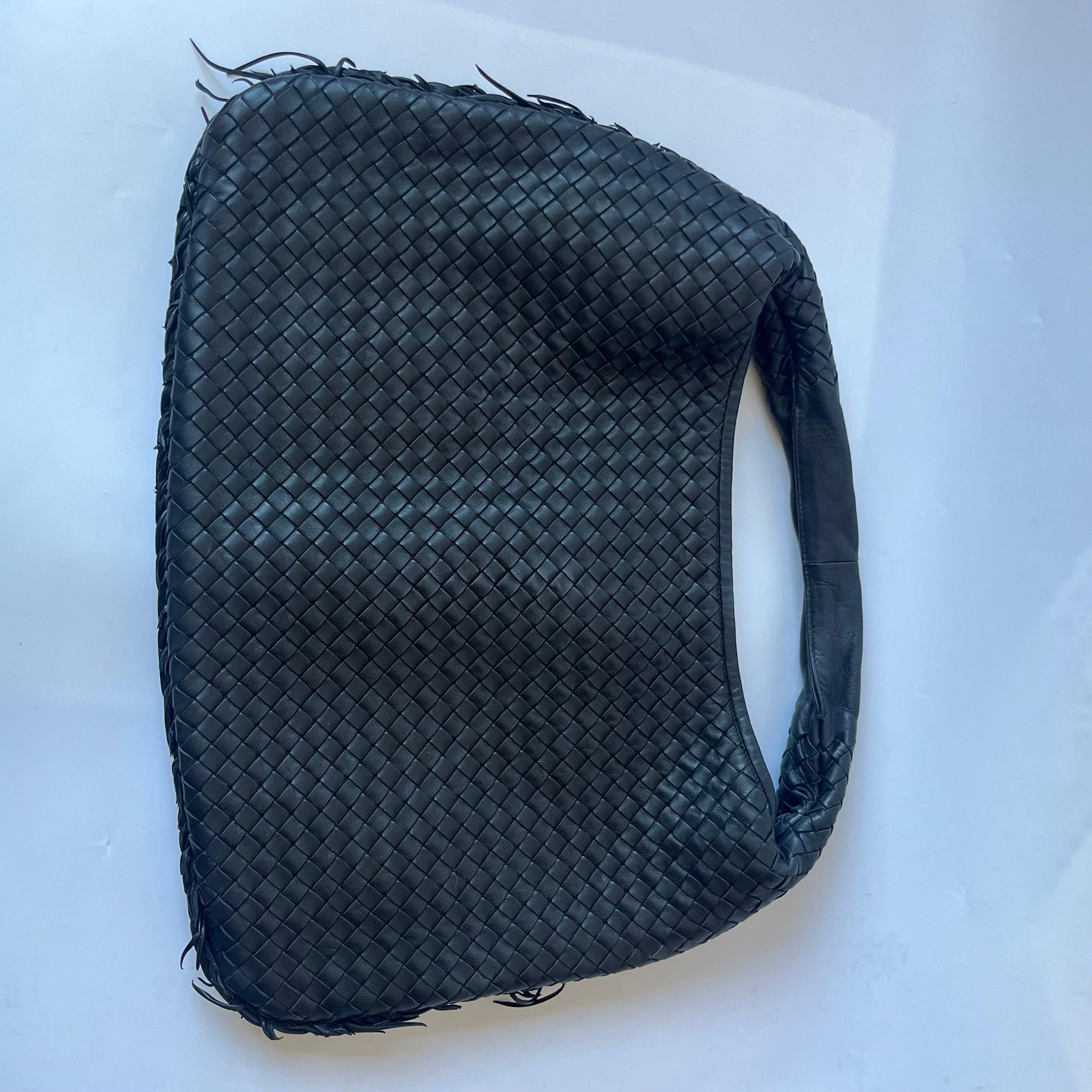 Bottega Veneta Bolso Hobo Intrecciato Mediano Piel de cordero negra 48cm en Bueno estado para la venta en AUBERVILLIERS, FR