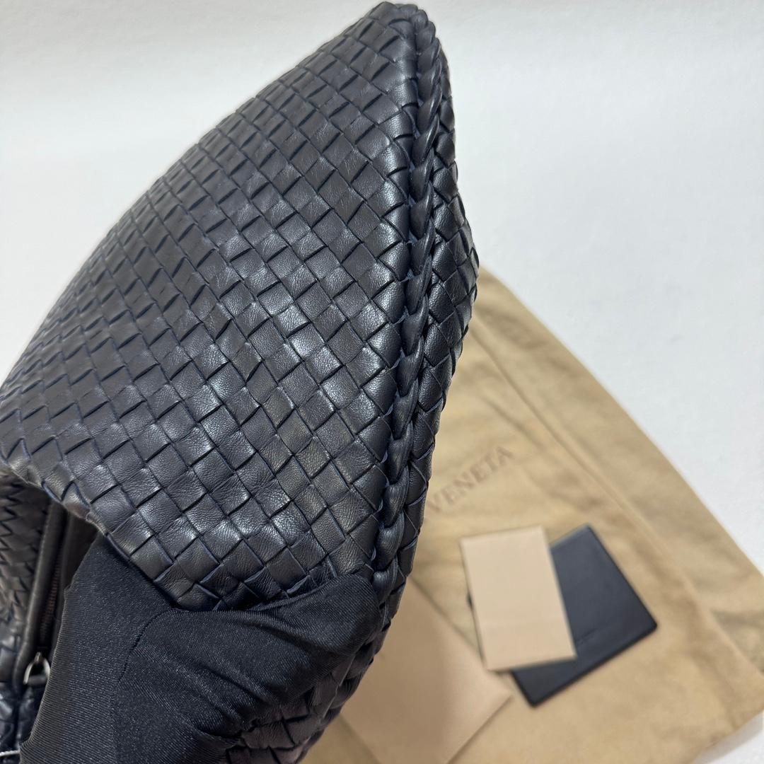 Bottega Veneta Intrecciato Hobo Bag Medium Black Lambskin leather For Sale 9
